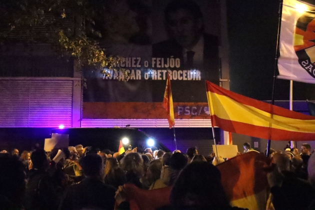 Manifestación delante la sede del PSC en Barcelona contra la amnistía / Foto: ACN Manifestación delante la sede del PSC en Barcelona contra la amnistía / Foto: ACN