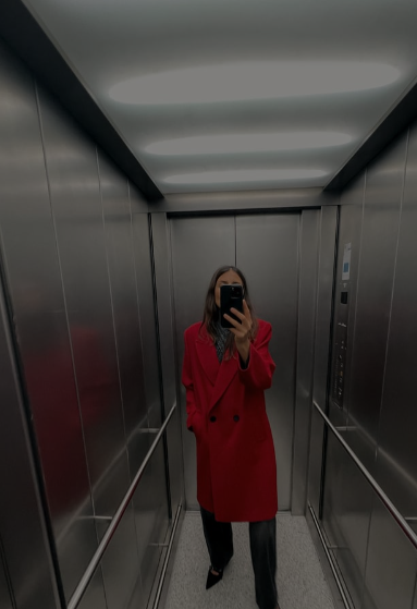 Atenció a l'abric color vermell de Zara que serà un vist i no vist per 79,95 euros