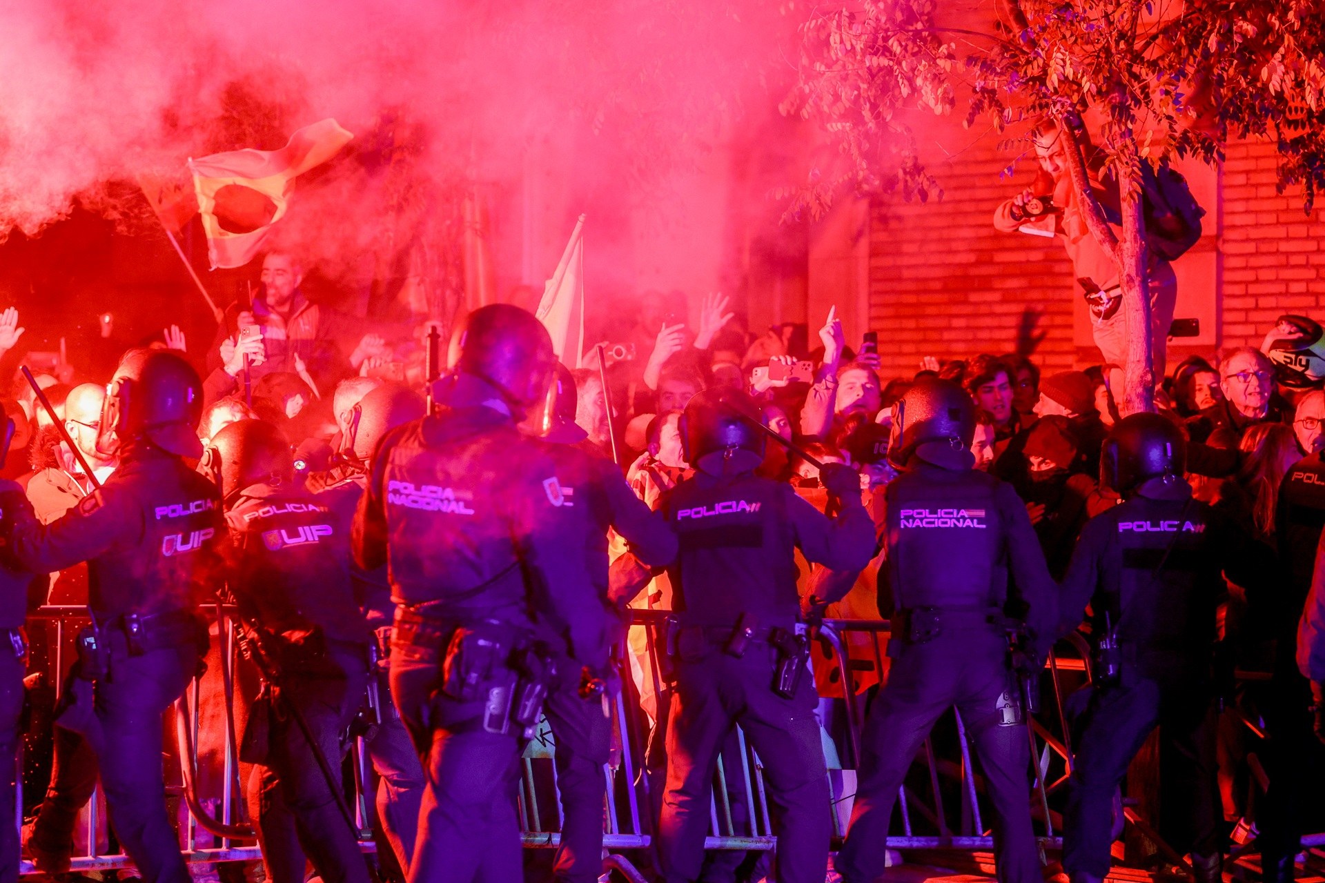 Detencions i crits contra la policia espanyola a la manifestació contra l'amnistia a la seu del PSOE | VÍDEO