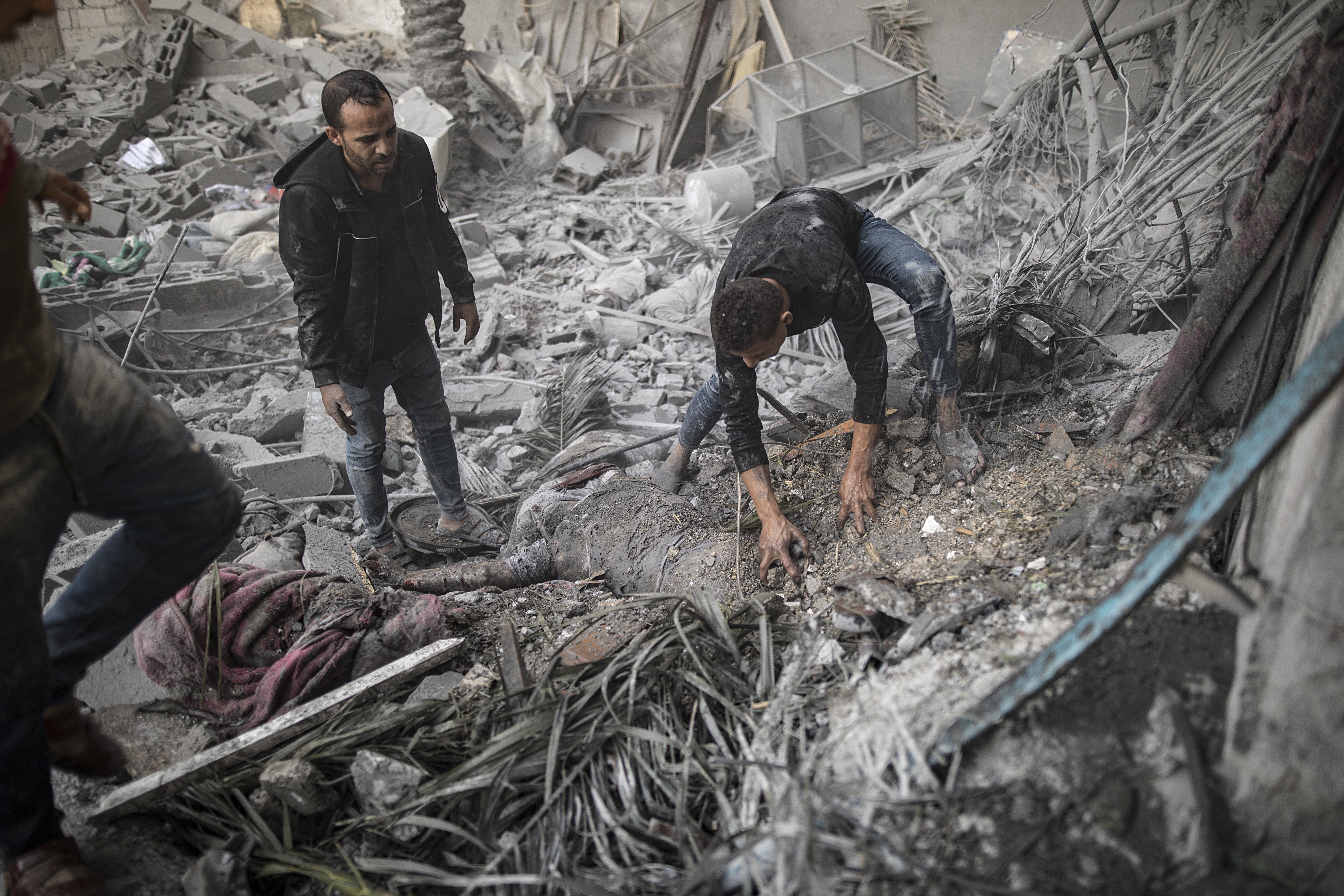 Israel bombardeja un camp de desplaçats a Rafah i deixa almenys 50 morts