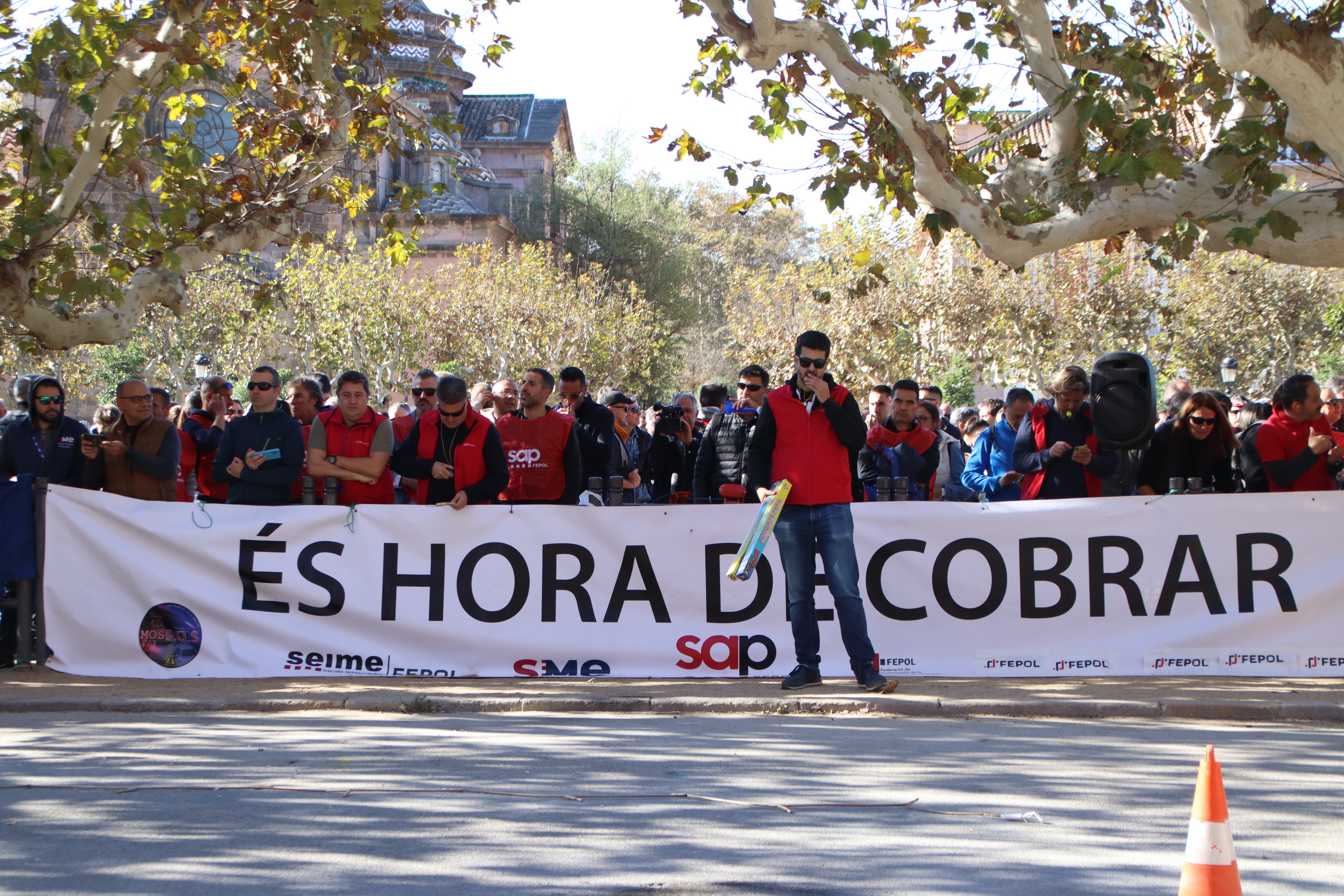 Protesta de sindicatos de los Mossos delante del Parlament antes del pleno sobre seguridad