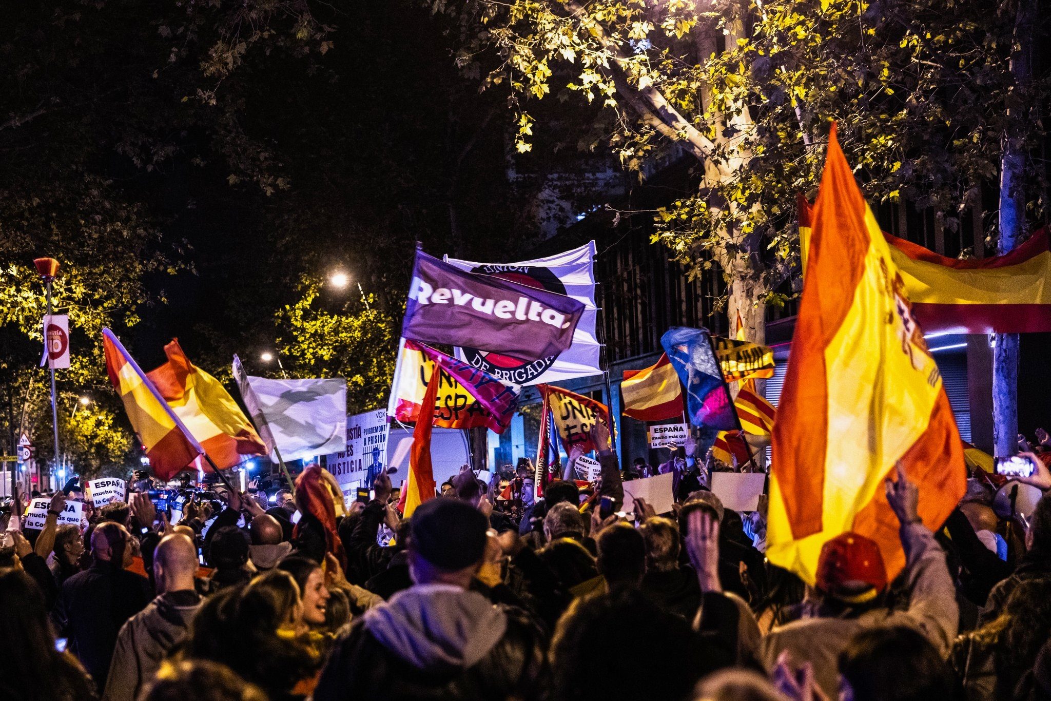 Què és 'Revuelta', la marca blanca de Vox que convoca joves davant de les seus del PSOE