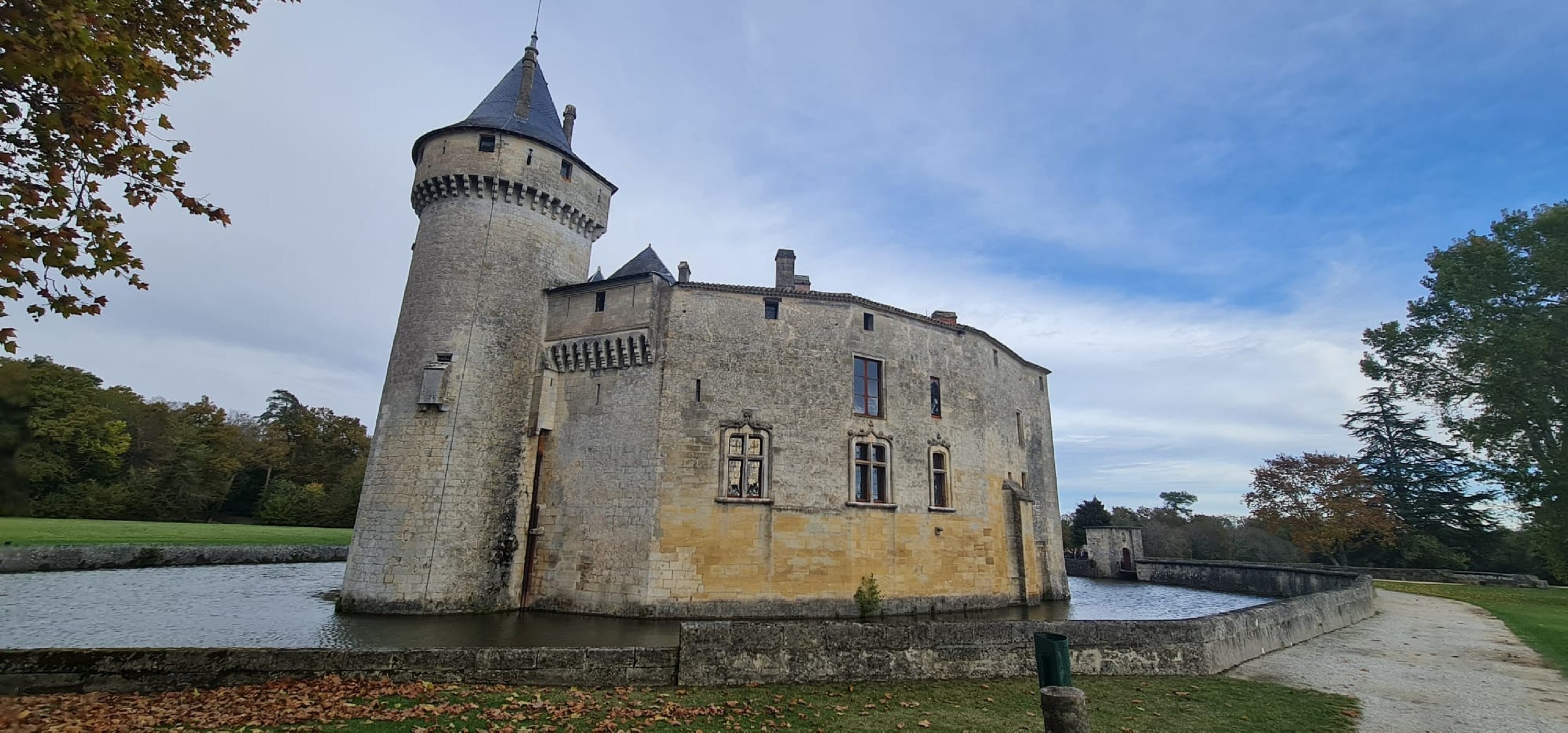 Castell de la Breda. Castell i fossar. Foto Josep Sabat Castell de la Breda. Castell i fossar. Foto Josep Sabat