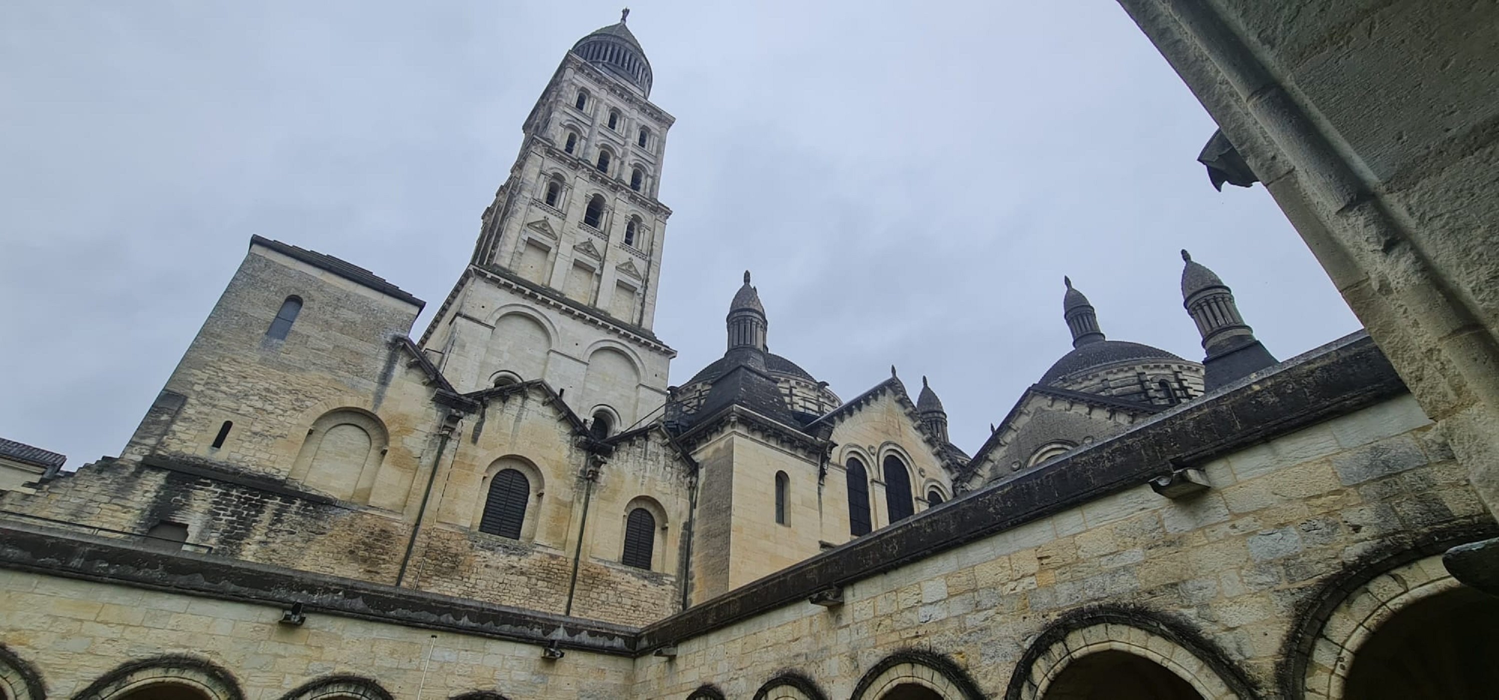 Perigús. La catedral de Sant Front des del claustre. Foto Josep Sabat