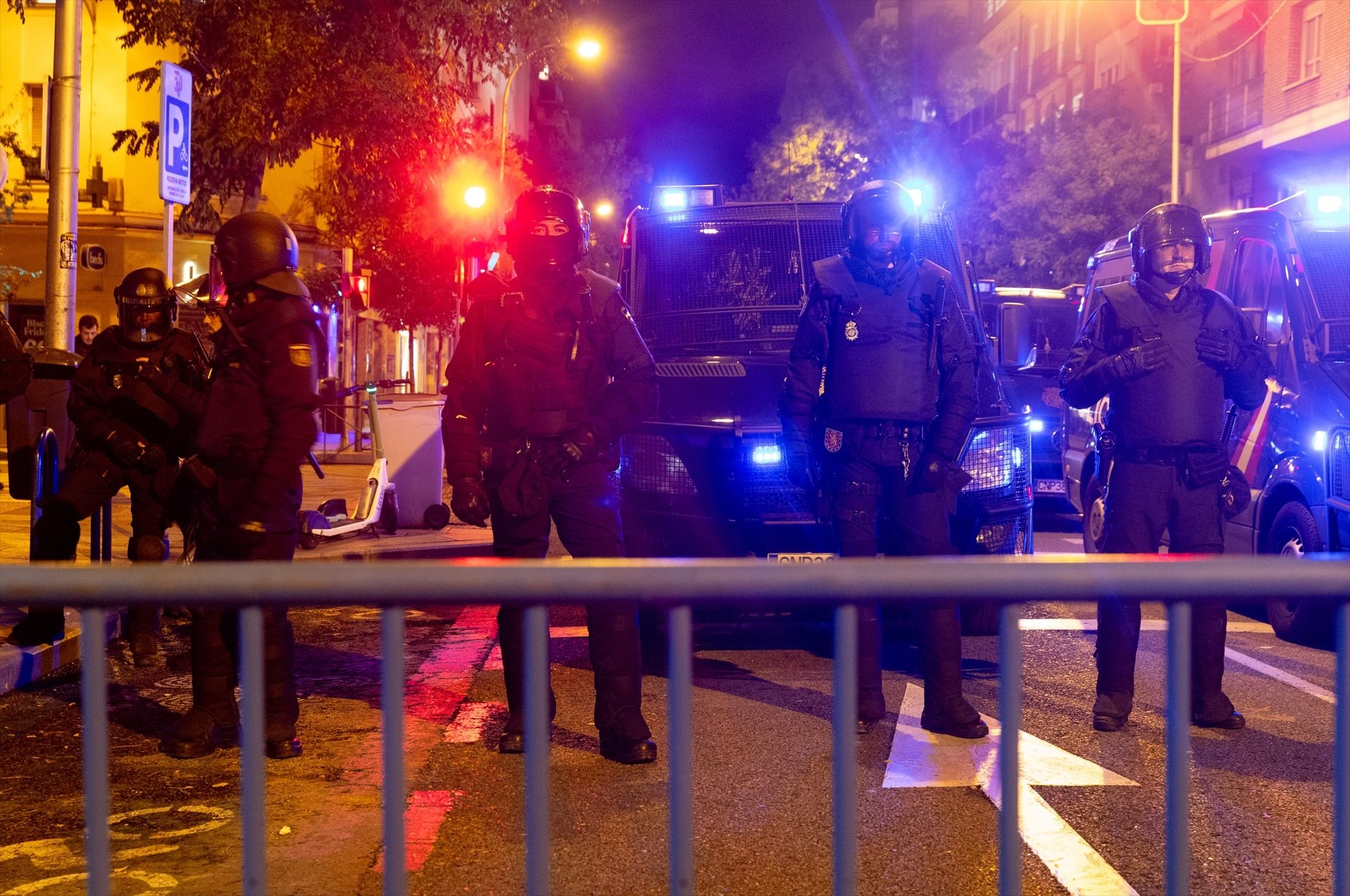 La policía española carga en Ferraz para desalojar a las 7.000 personas de la manifestación ultra