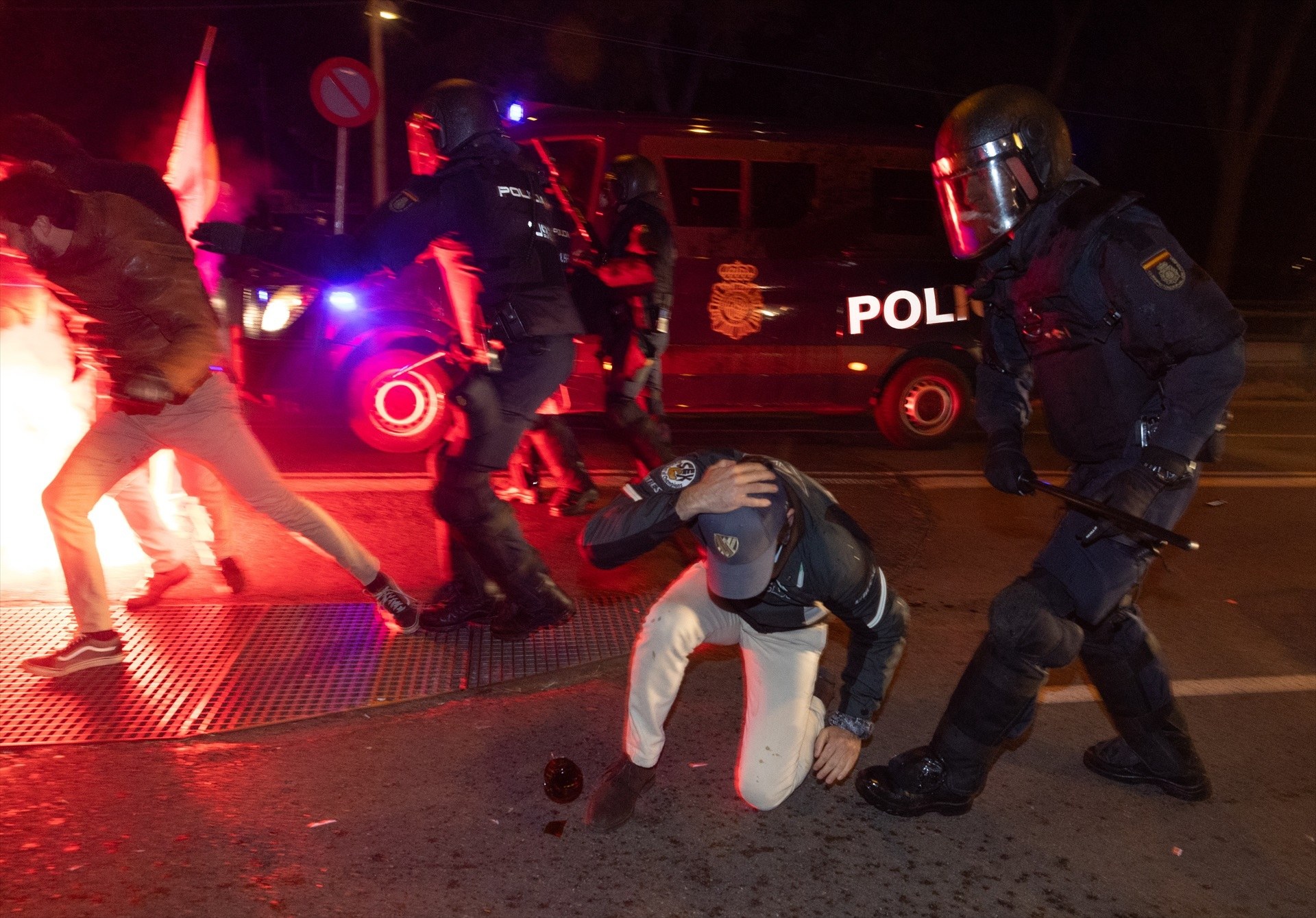 Protest against the amnesty turns into a scene of violence in central Madrid