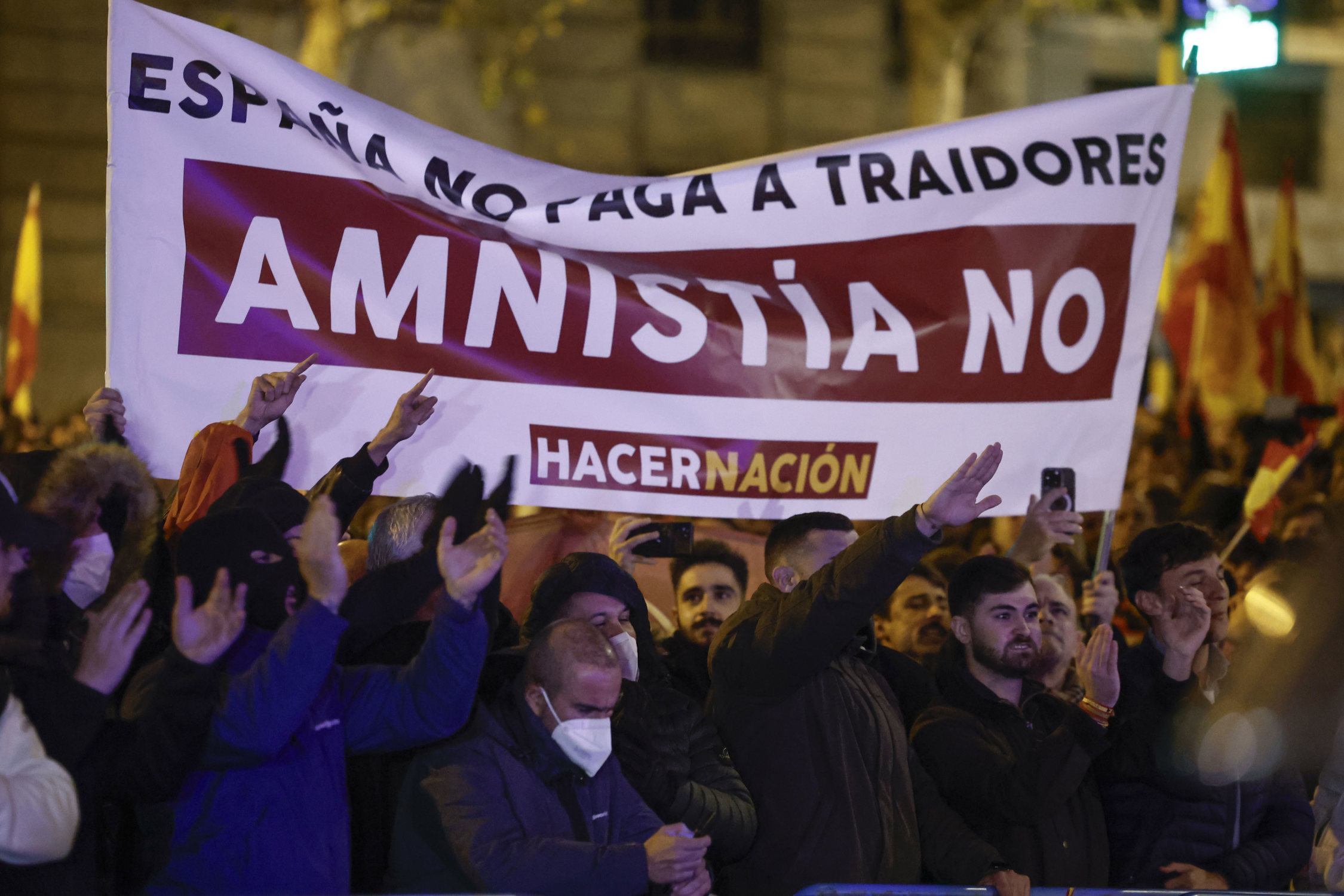 Sis detinguts i càrregues la cinquena nit de protestes a Ferraz: proclames feixistes i el 'Cara al sol'