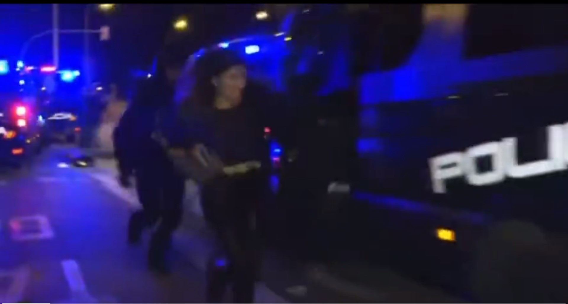 Esperpento en Madrid: antidisturbios corren tras una detenida cuando huye del furgón: "¡Me quiero ir a casa!"