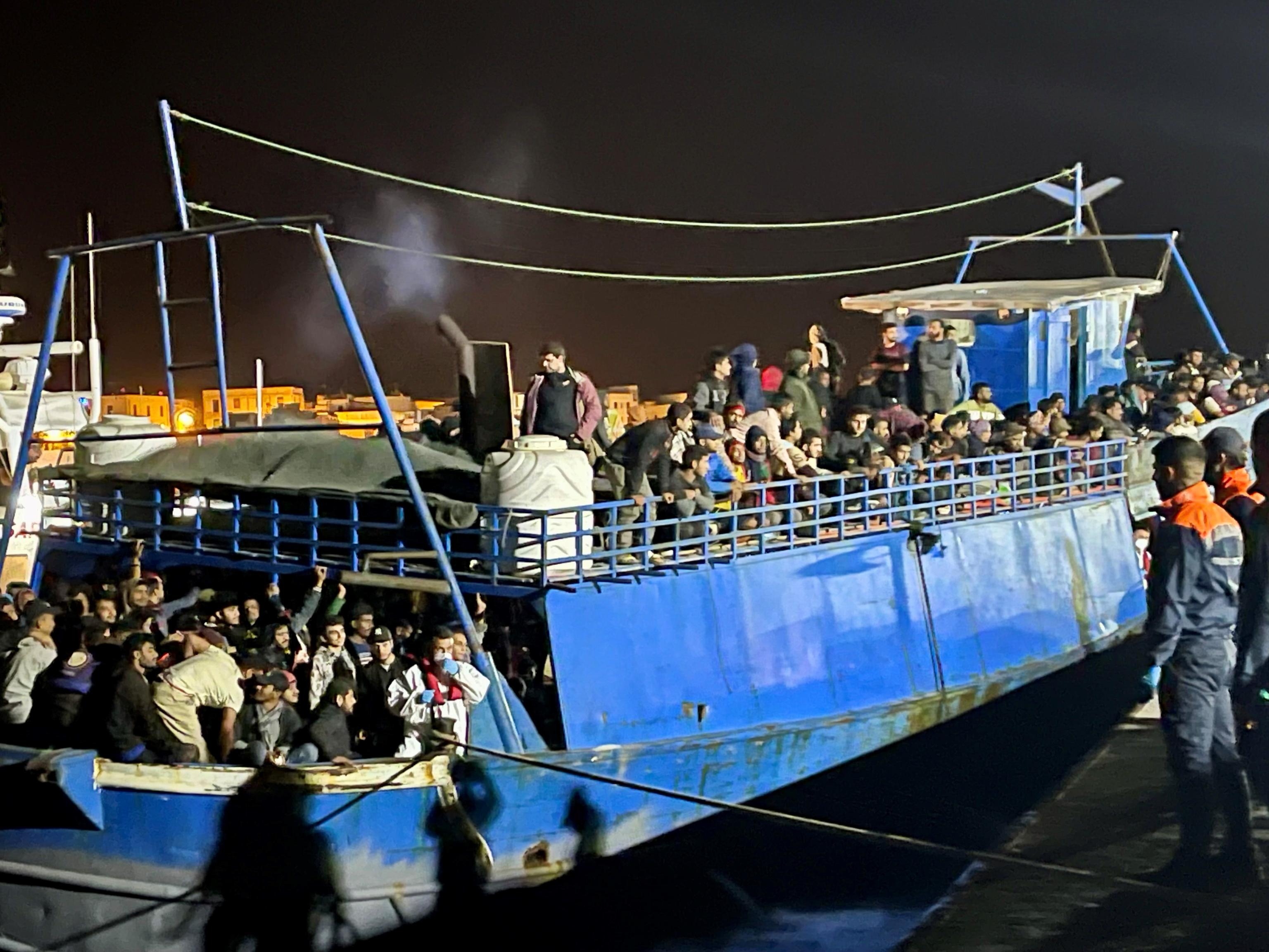Italia firma un acuerdo para enviar migrantes a Albania bajo una lluvia de críticas