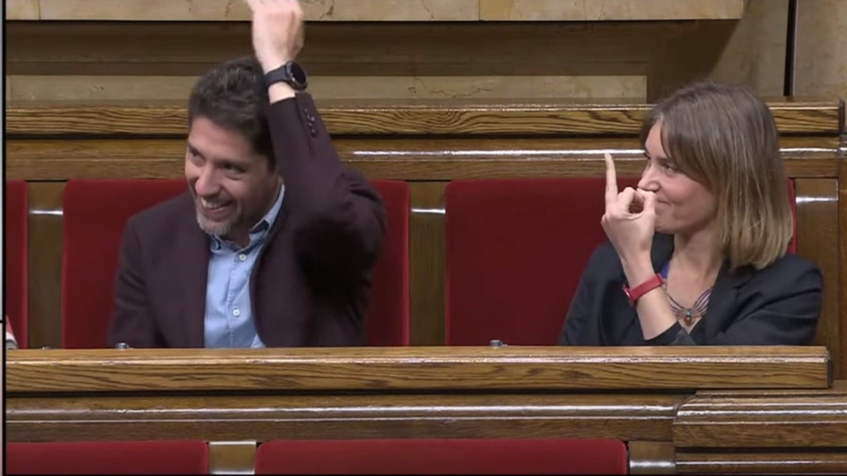 Jéssica Albiach gives the finger to Ignacio Garriga (Vox) in Catalan Parliament after threats