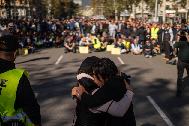 Minuto de silencio para|por el taxista asesinado con la presencia de su familia. Pau Venteo