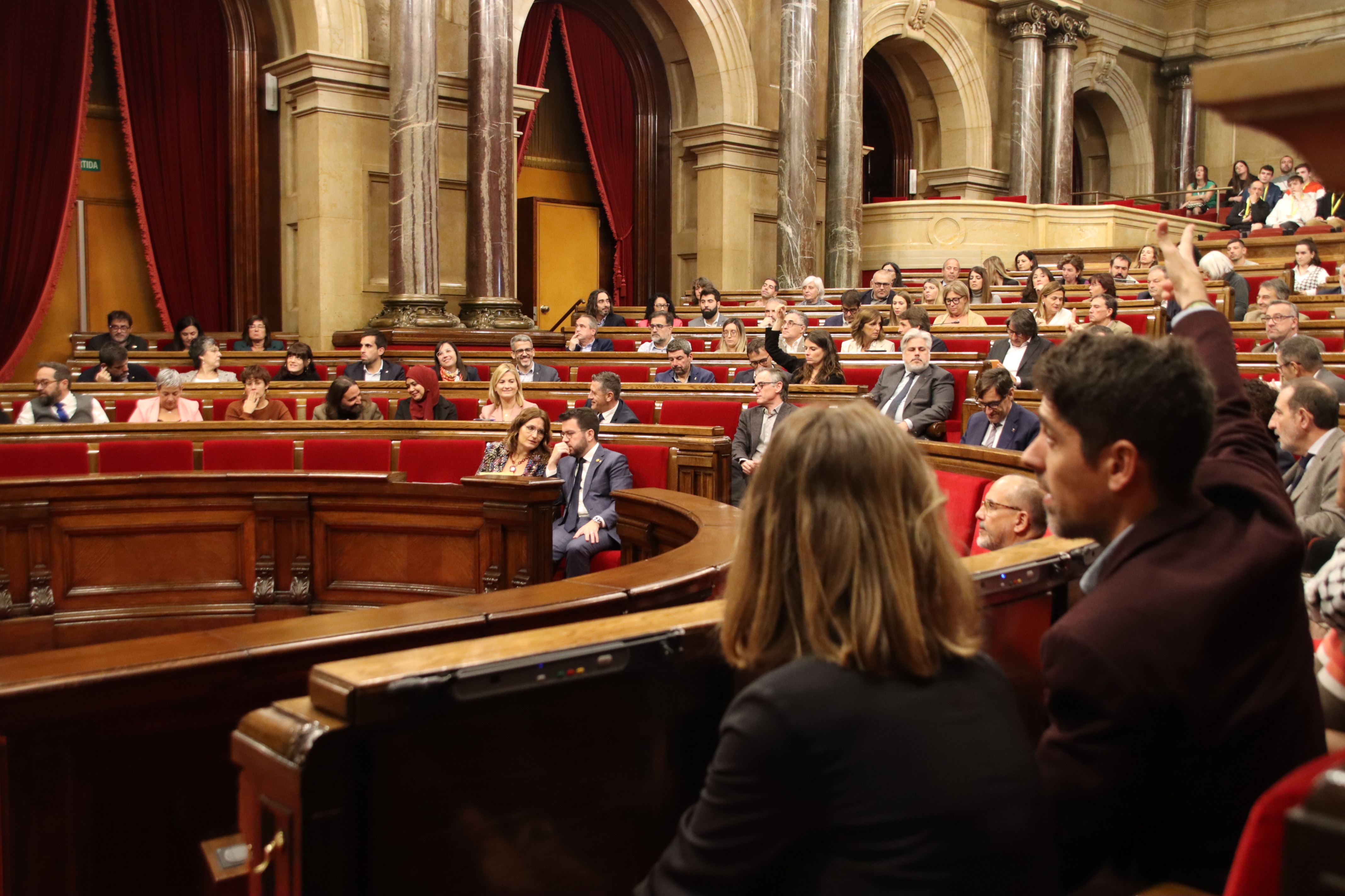 El Parlament valida el seu pressupost amb el 'sí' del PSC, ERC i Junts i amb retrets pels sous