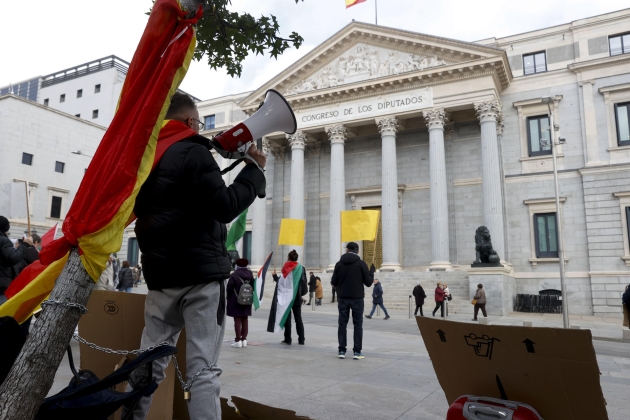 El manifestante, ante|delante de el Congreso