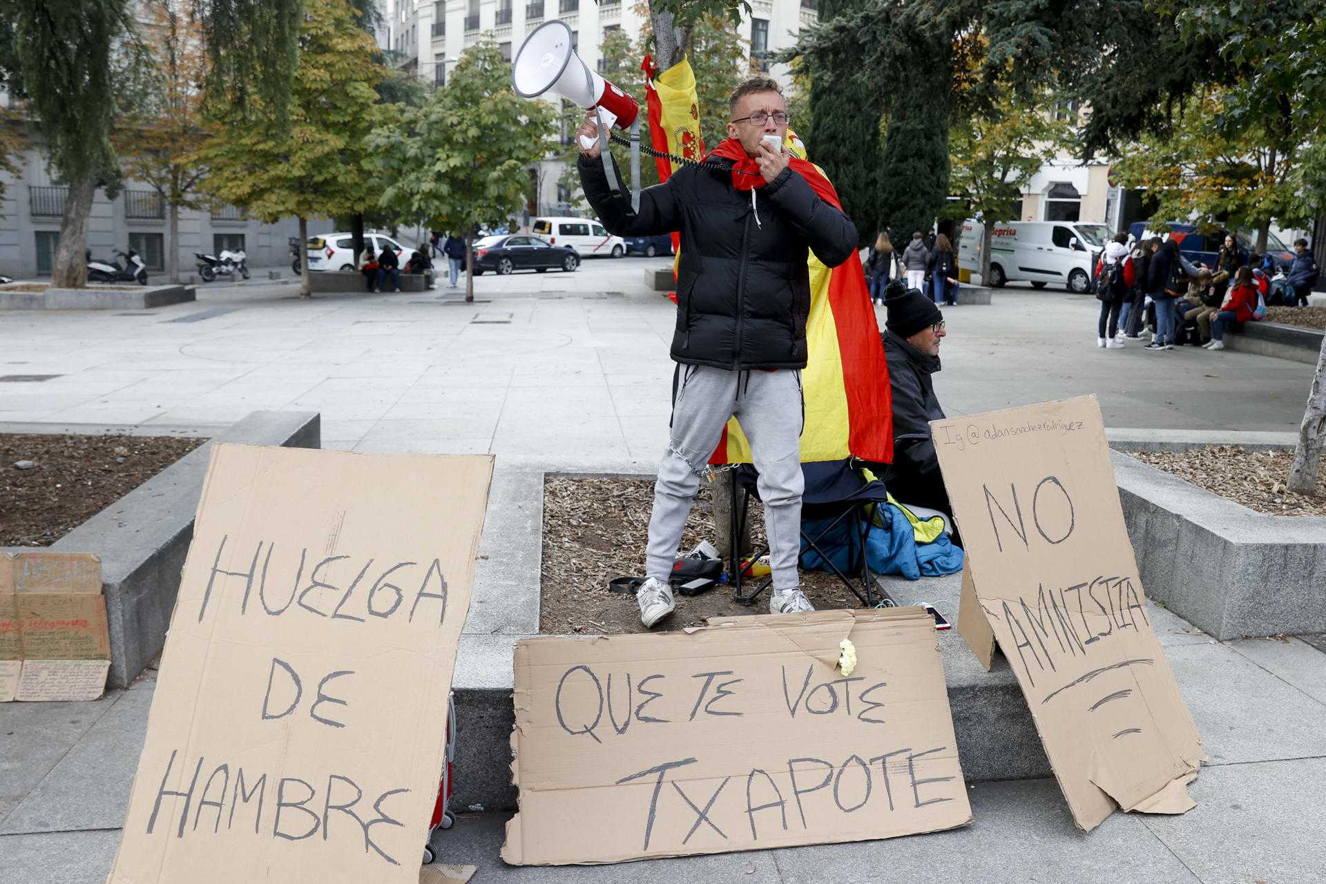 Un hombre se encadena a un árbol ante el Congreso e inicia una huelga de hambre contra la amnistía