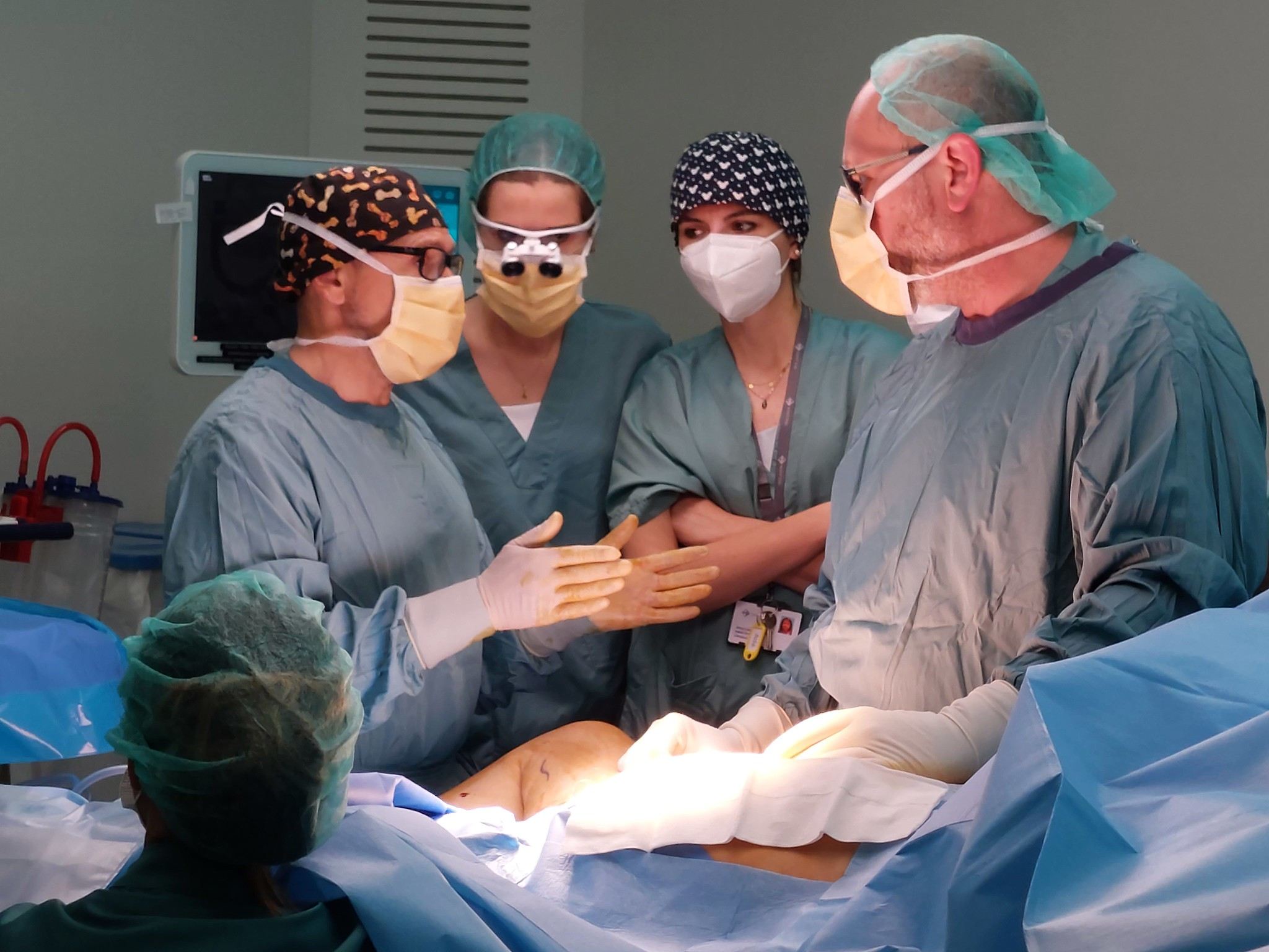 L'Hospital de Sant Pau presenta la primera reconstrucció total d'abdomen al món