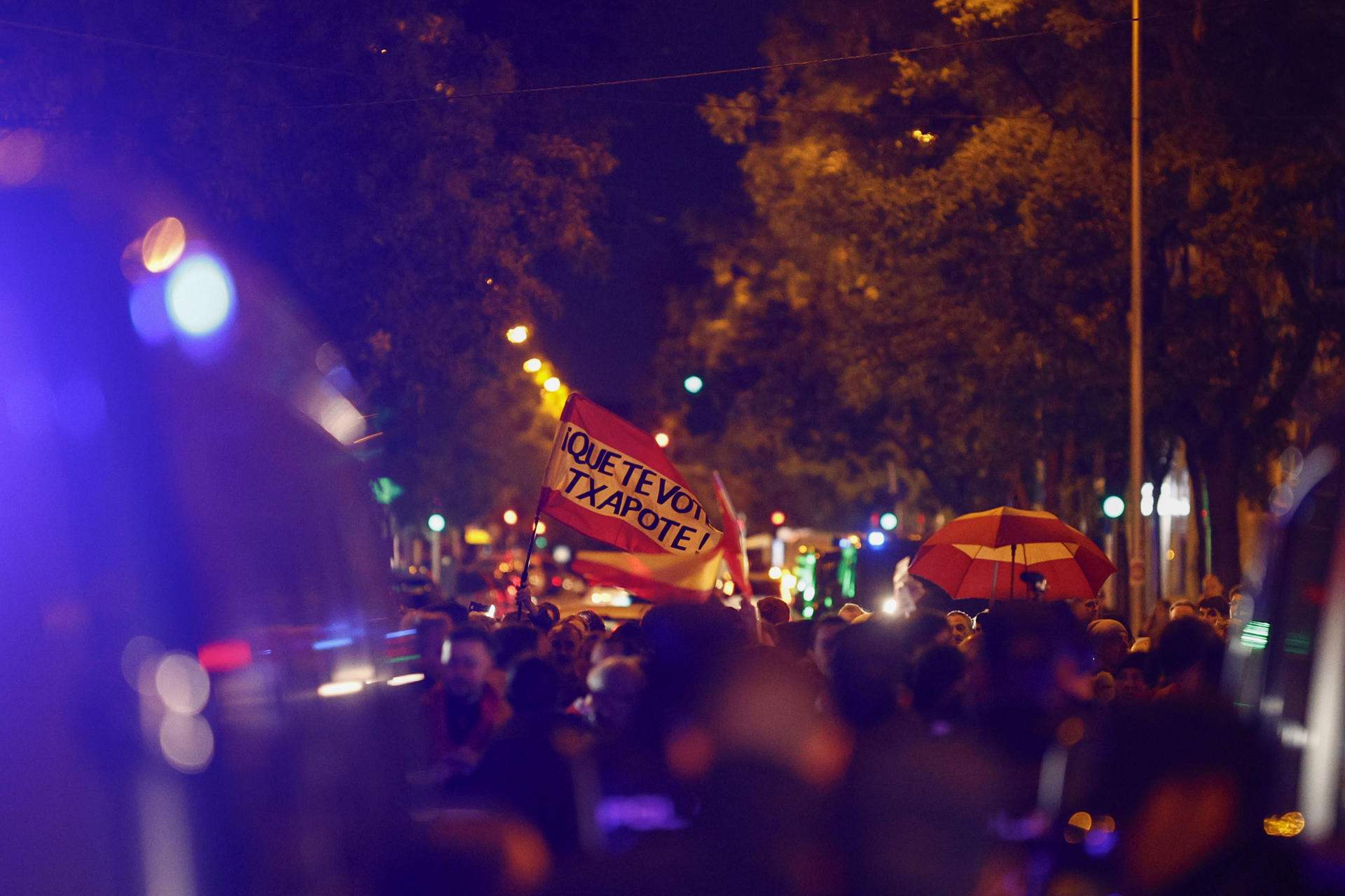 La policía aparta a dos ultras con banderas franquistas de la manifestación contra la amnistía en Ferraz