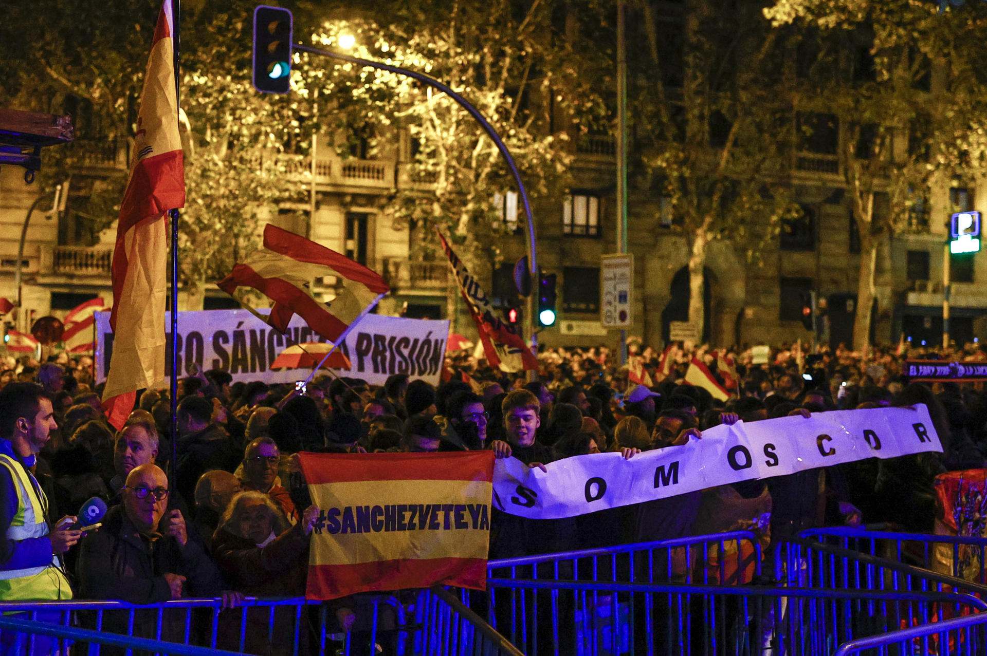 La manifestació contra l'amnistia a Ferraz, sense incidents, però amb insults a Sánchez i Puigdemont
