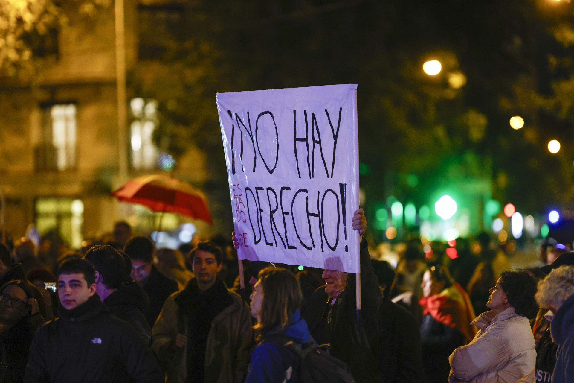 Punxa la manifestació contra l'amnistia a Ferraz el sisè dia: 1.500 persones, segons el govern espanyol