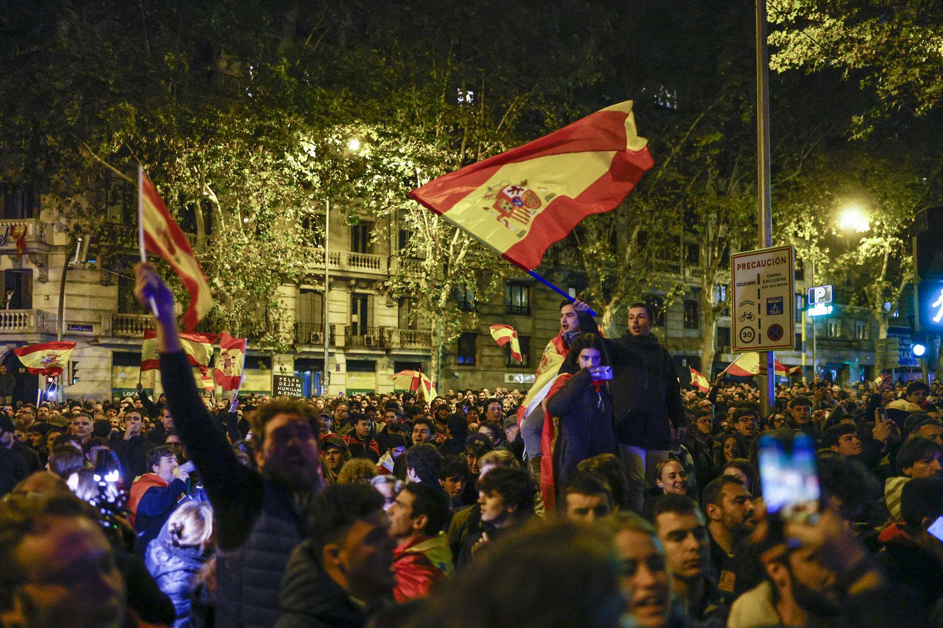 Els manifestants contra l’amnistia abaixen revolucions a Ferraz: “No som CDR”