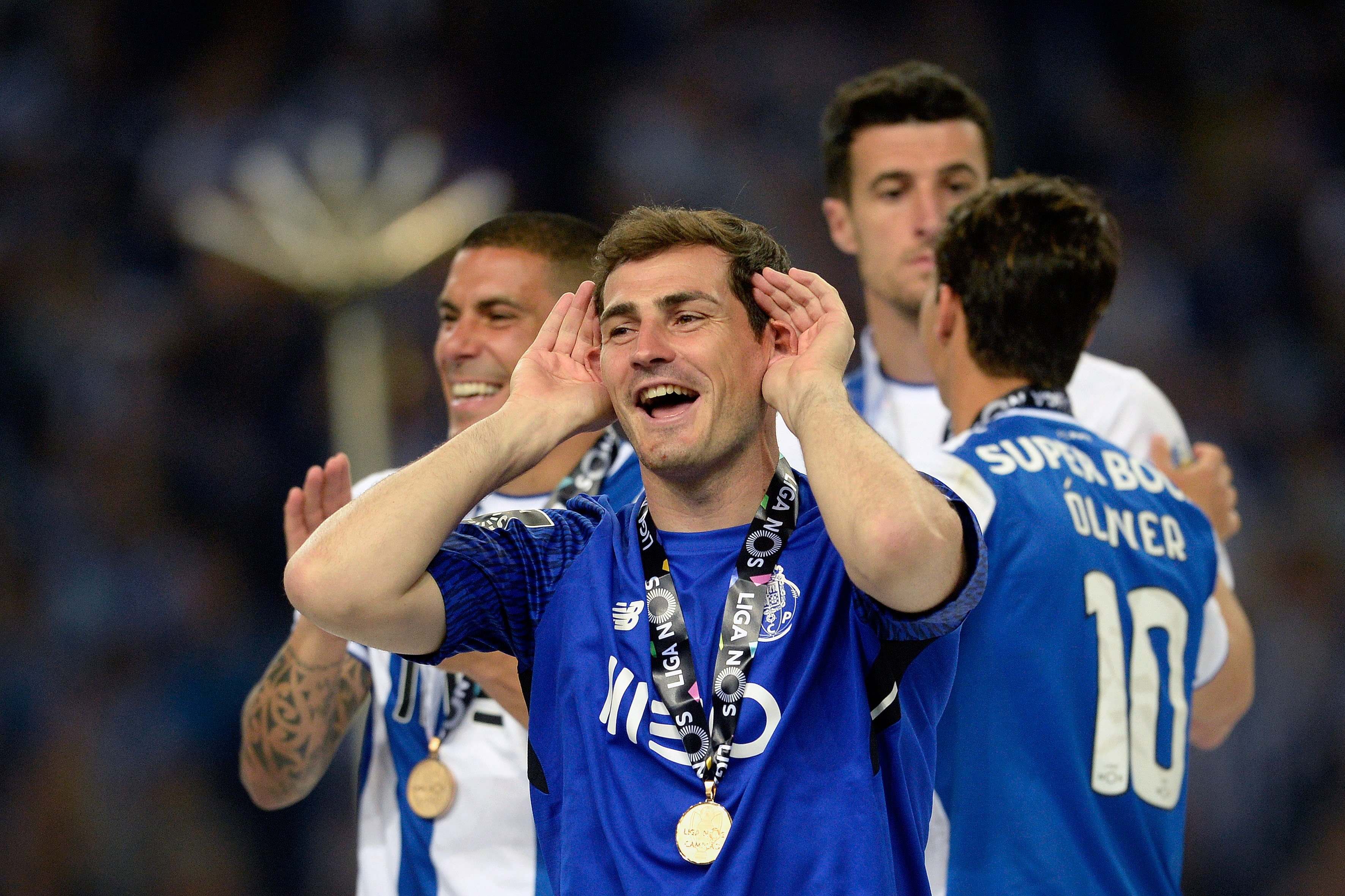 Iker Casillas sorprende al mundo del fútbol jugando con un chubasquero