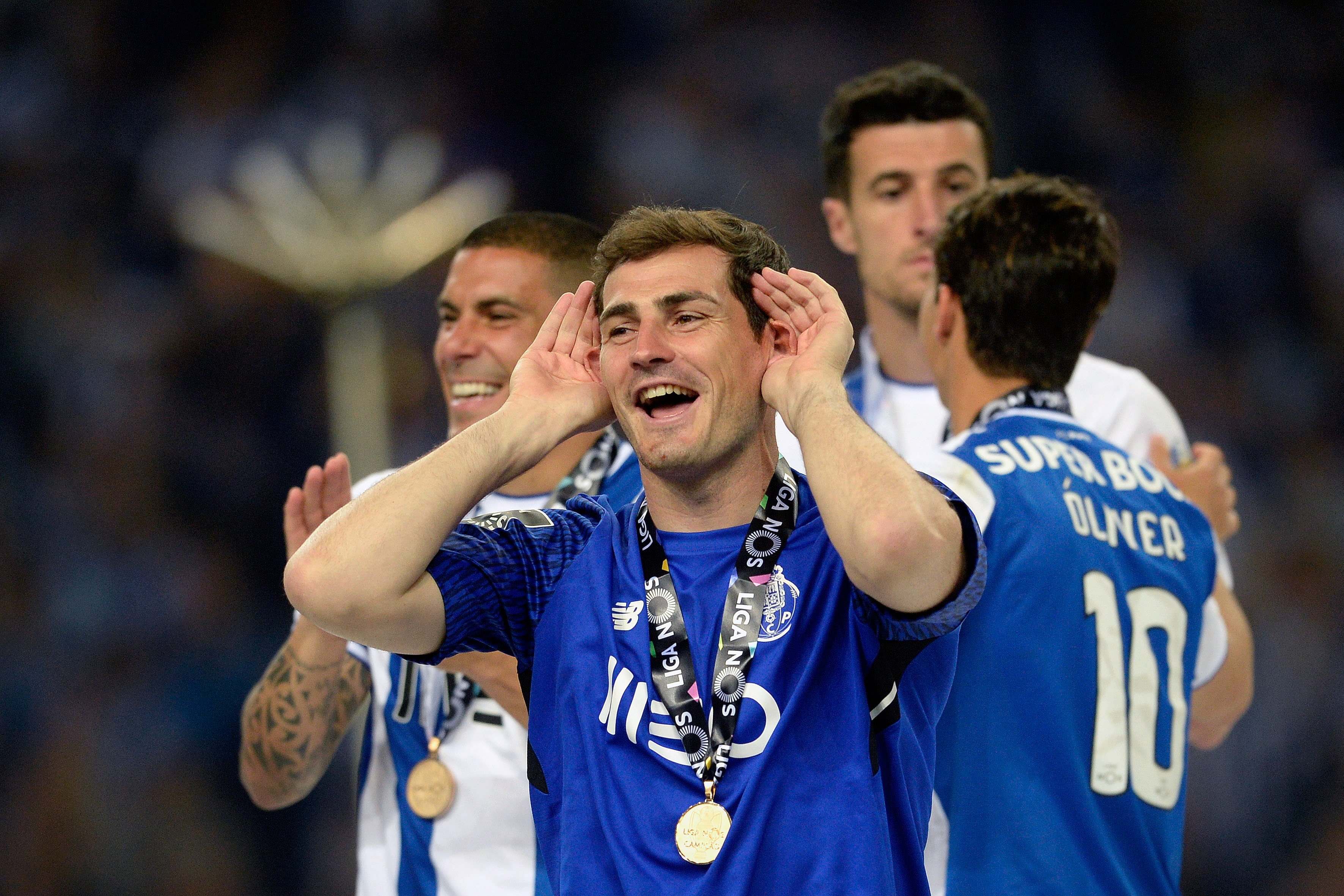 Iker Casillas sorprende al mundo del fútbol jugando con un chubasquero