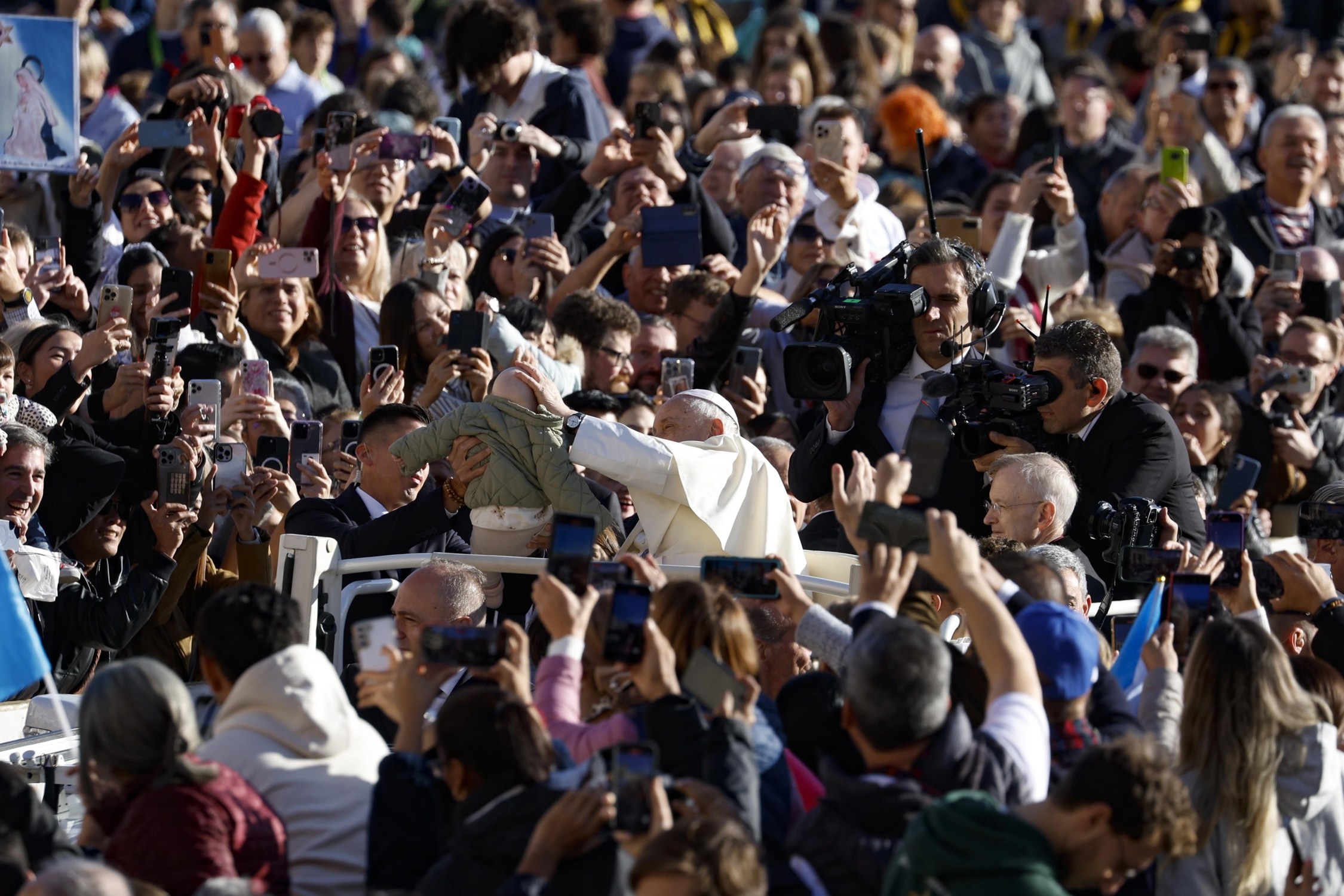 El Vaticano avala que los transexuales puedan ser bautizados y padrinos