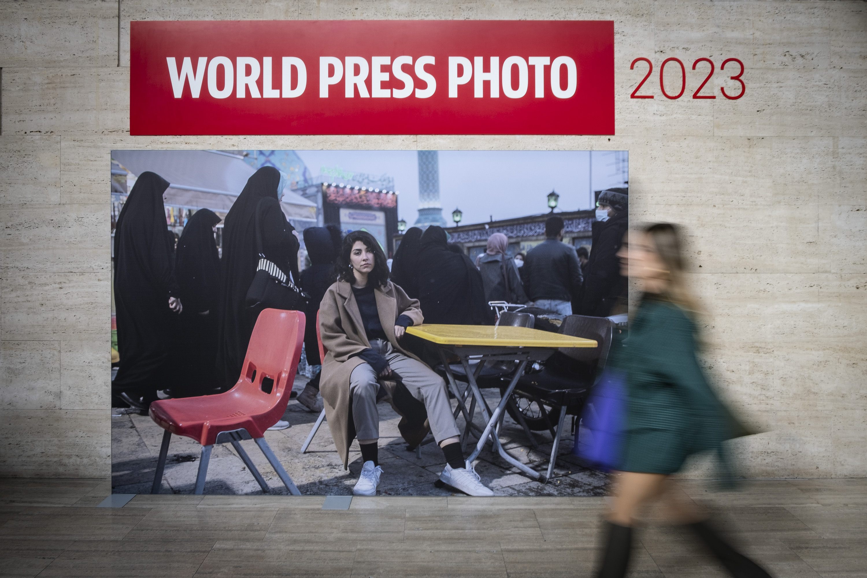 The tragedy of Ukraine, the Iranian protests: World Press Photo 2023 comes to Barcelona