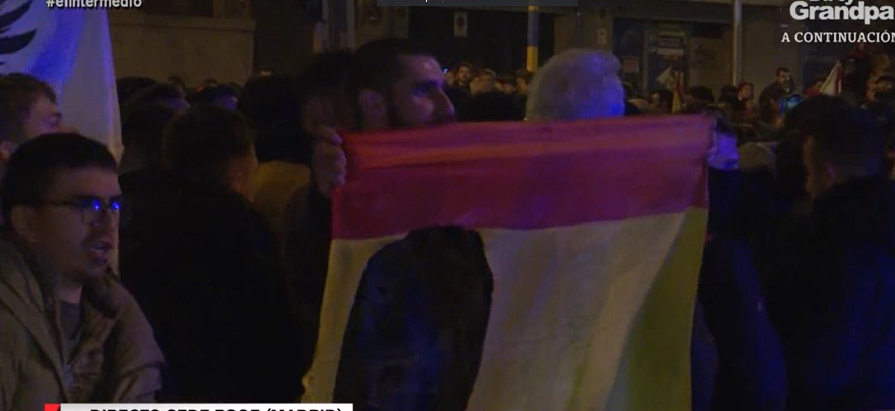 bandera con agujero