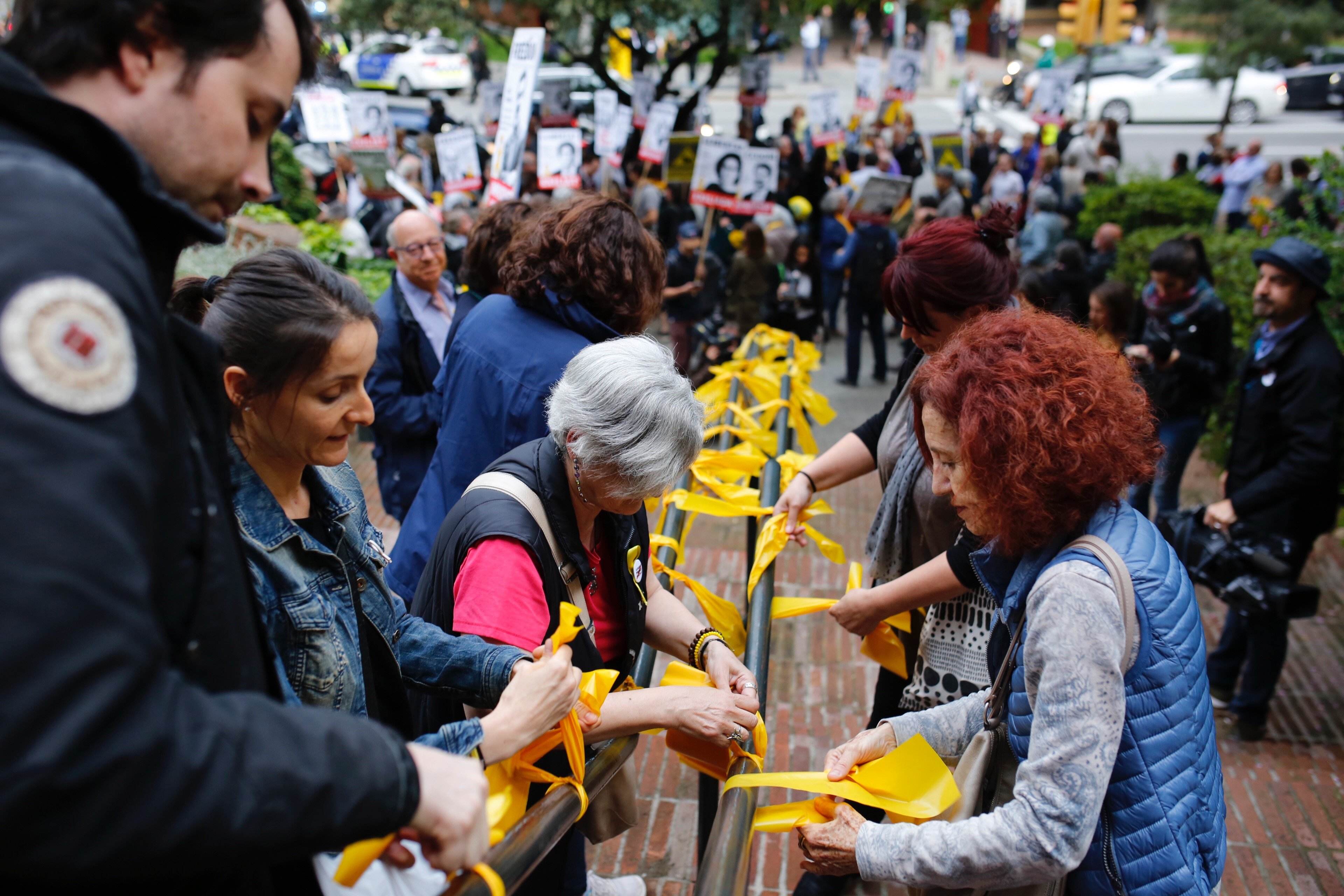 Alcaldes responden al veto de Millo con más lazos amarillos