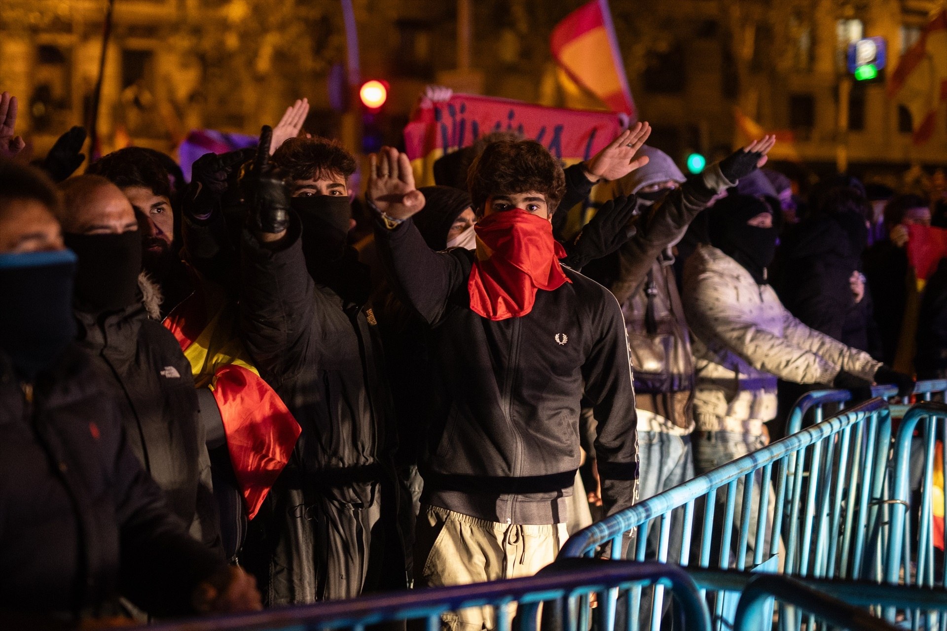 El pacto PSOE-Junts hace rabiar a la manifestación ultra contra la amnistía en Ferraz