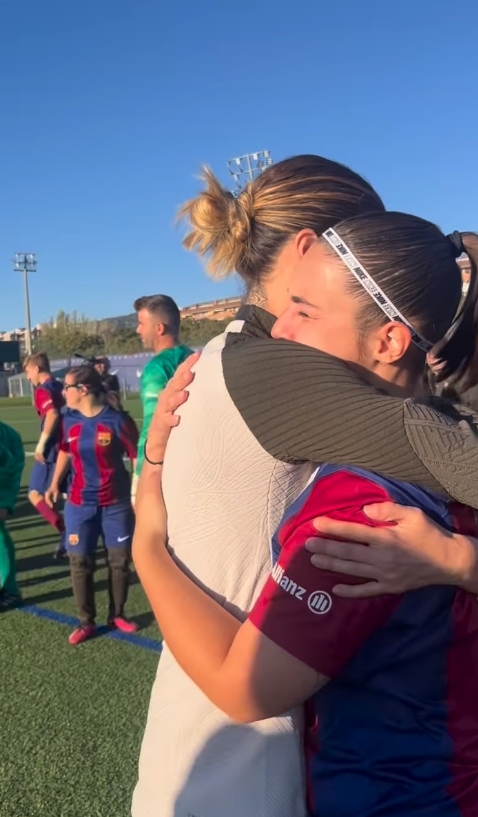 Mapi León abrazo Insta Mapi León abrazo Insta