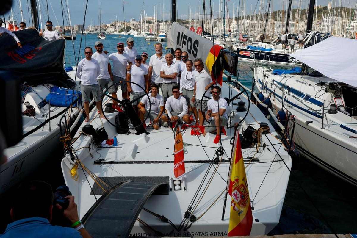 Felipe con su Aifos y su equipo