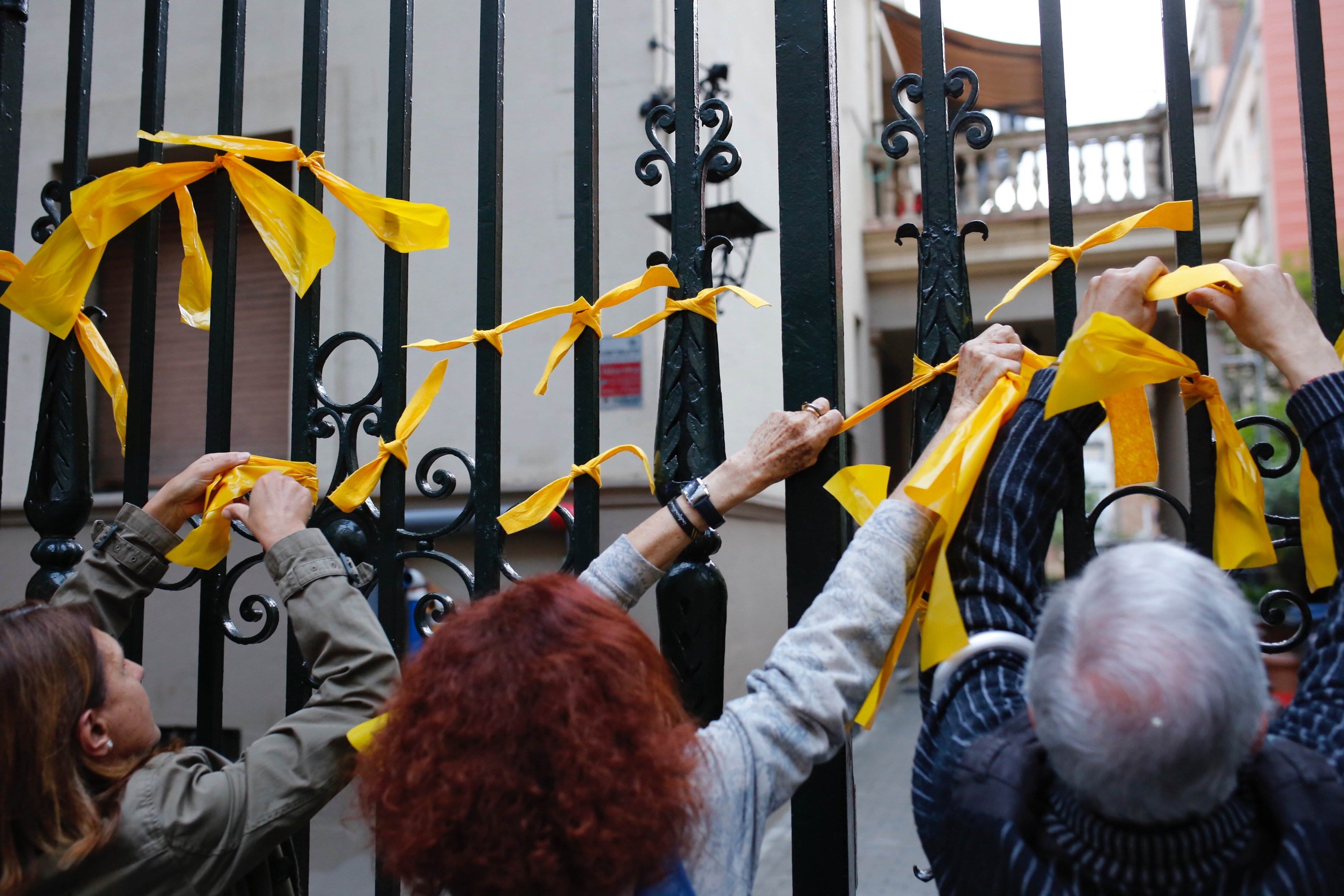 Creus que els alcaldes han de fer retirar símbols independentistes?