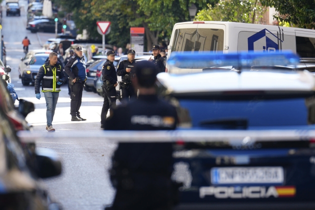Investigació al lloc del tiroteig a Madrid / BORJA SÁNCHEZ-TRILLO - EFE