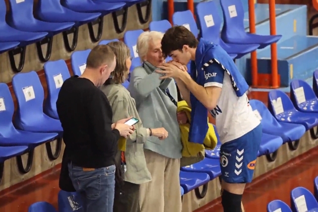 Pablo besa la mando de su abuela EP