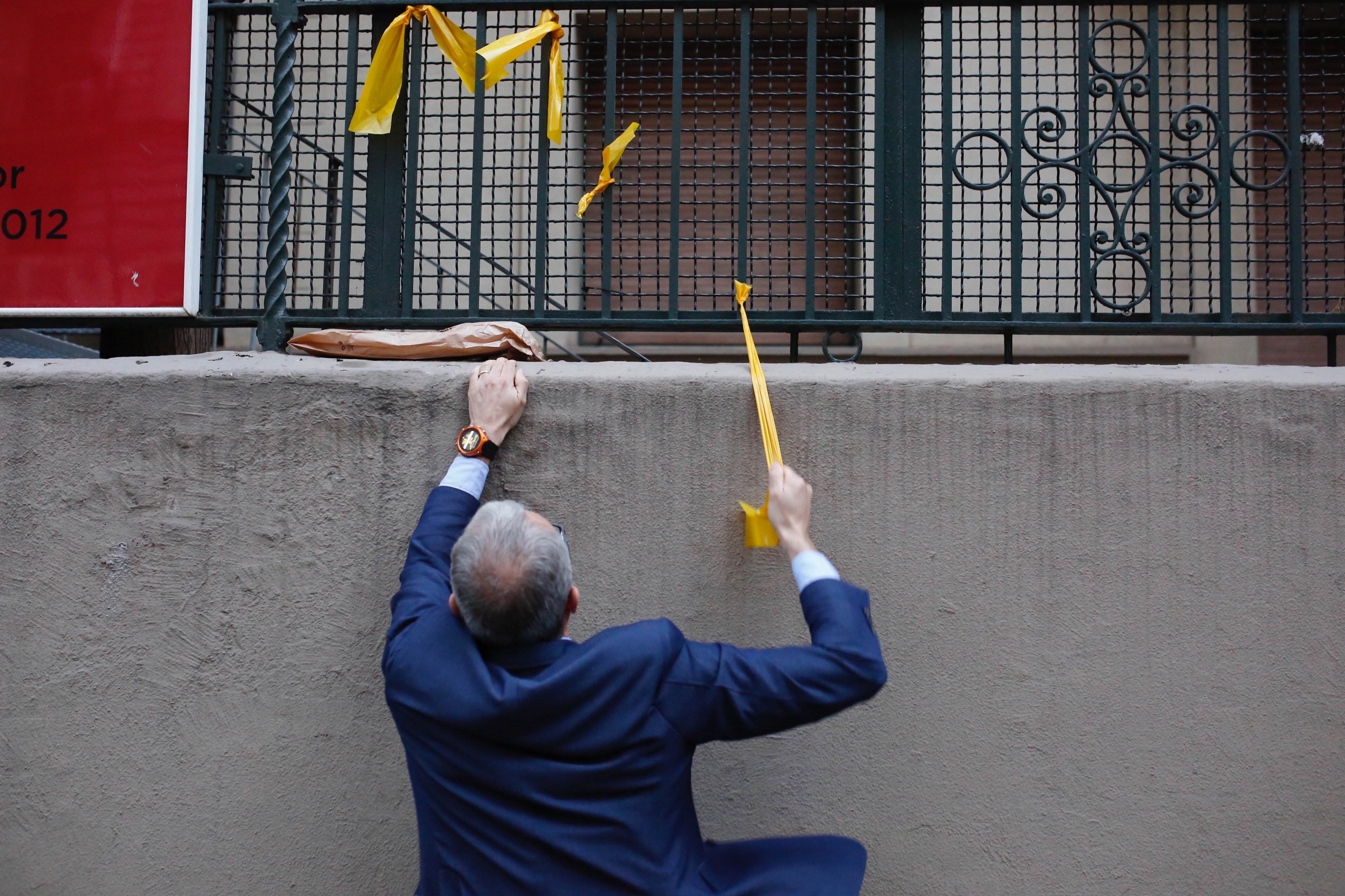 El TSJC avala la petició de la fiscalia de preservar l'espai públic dels llaços grocs