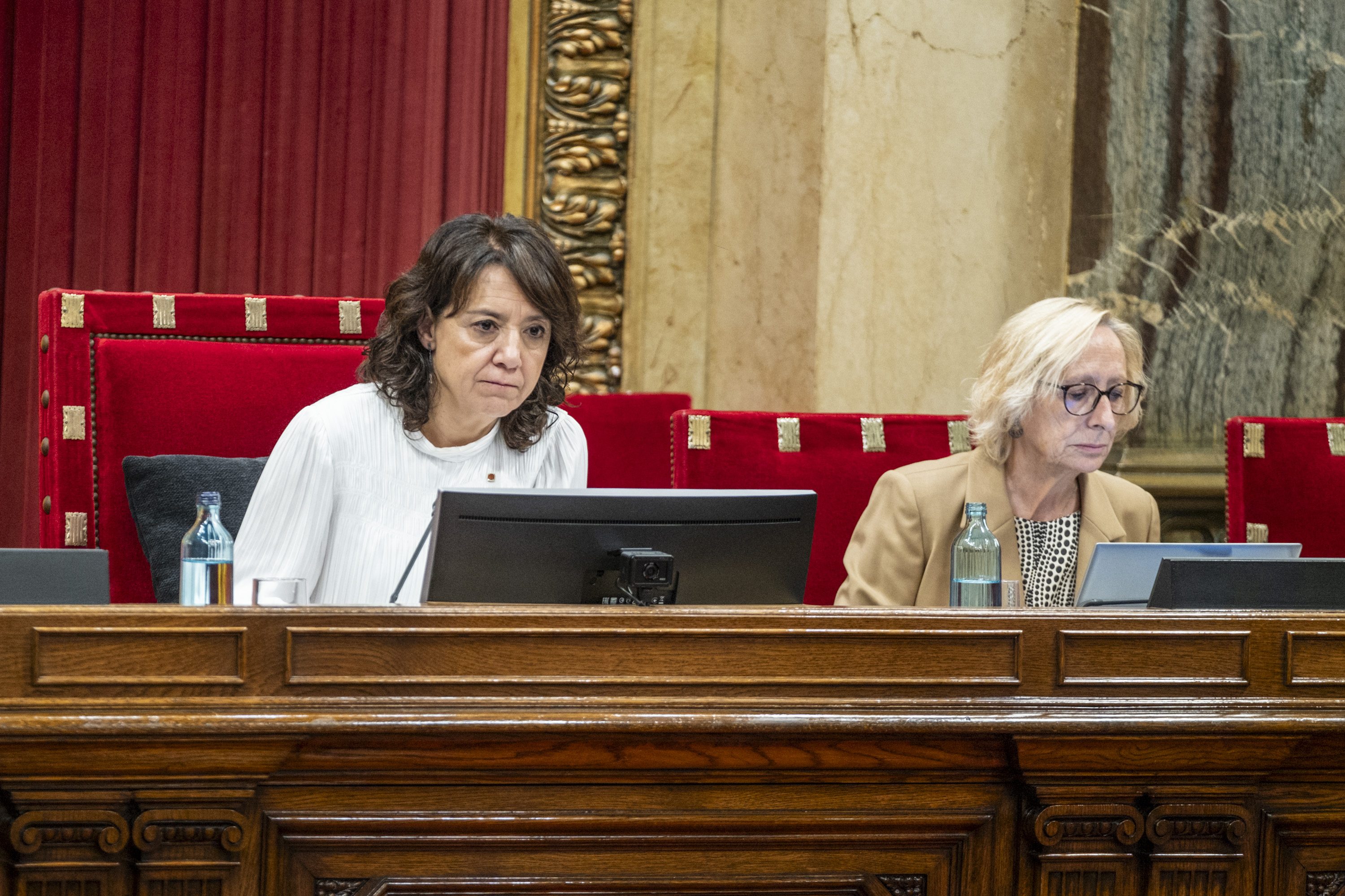 Els serveis jurídics del Parlament rebutgen suspendre el protocol d'assetjament mentre es revisa