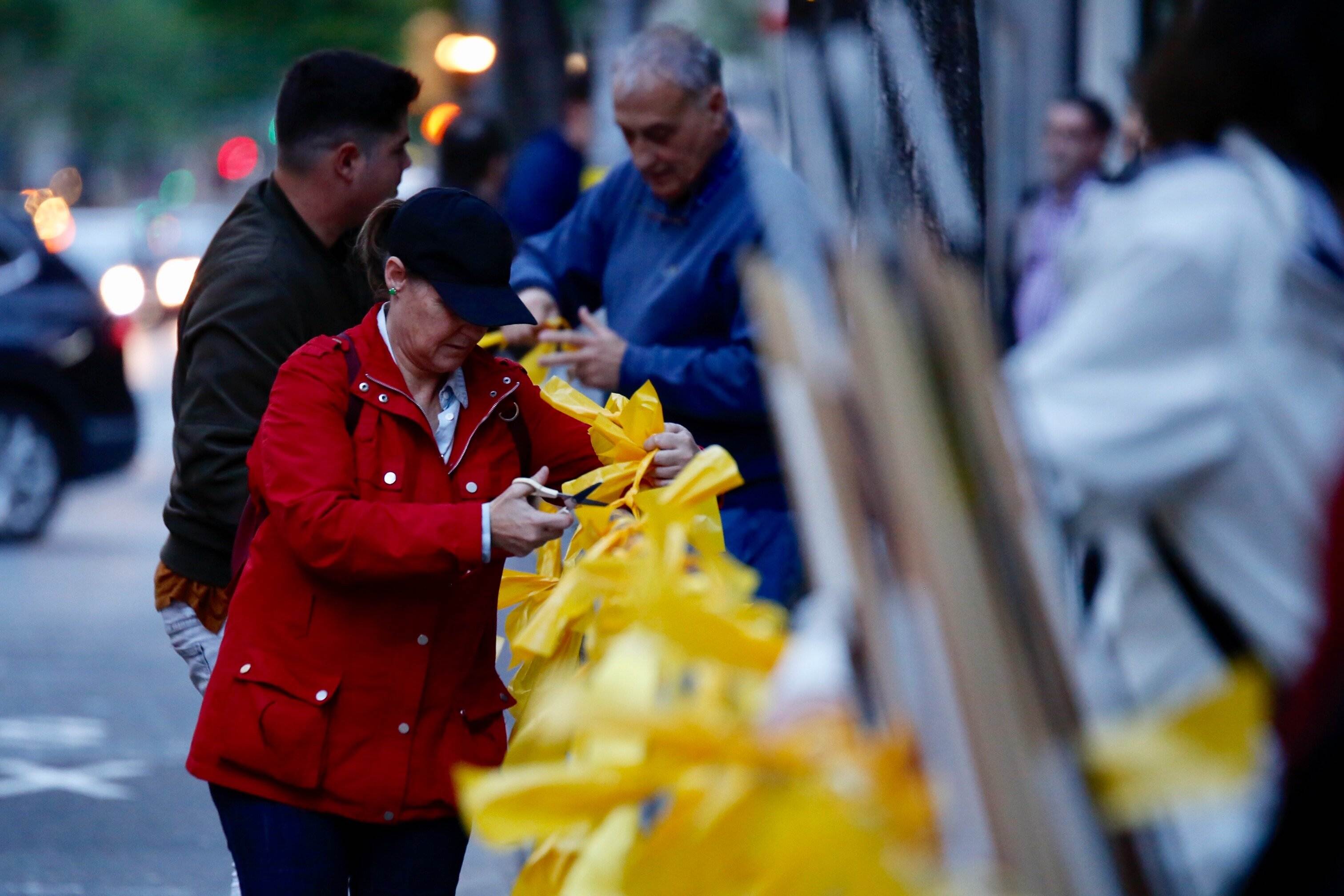 Sant Fruitós condena que se retiren los lazos amarillos