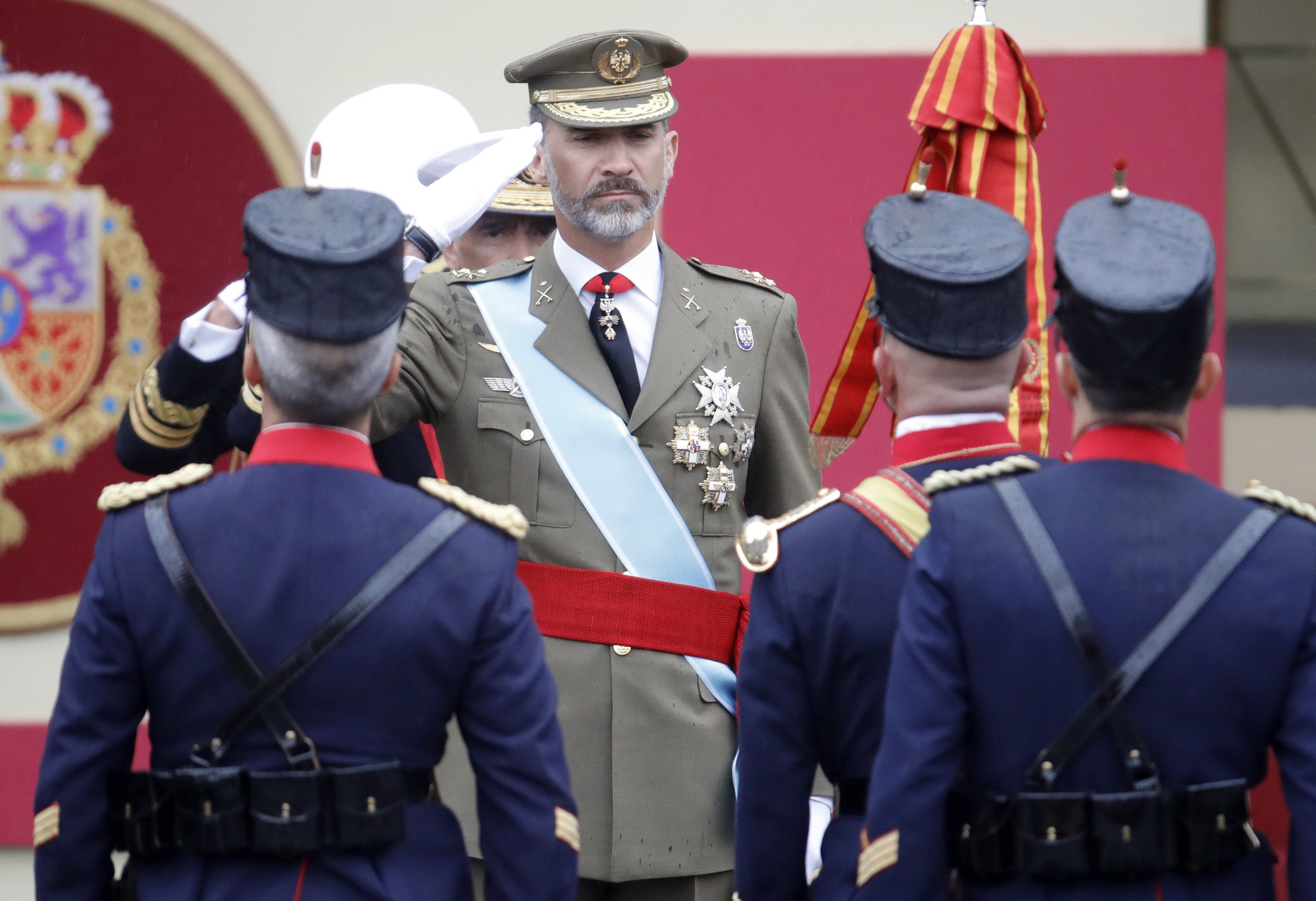 Espanya celebra un 12-O plujós i amb el govern en funcions