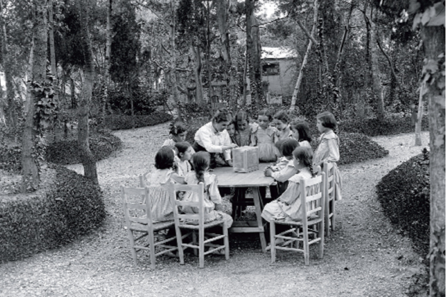 S'inaugura l'Escola del Bosc, la primera escola l'aire lliure. La classe de les nenes. Font Ajuntament de Barcelona