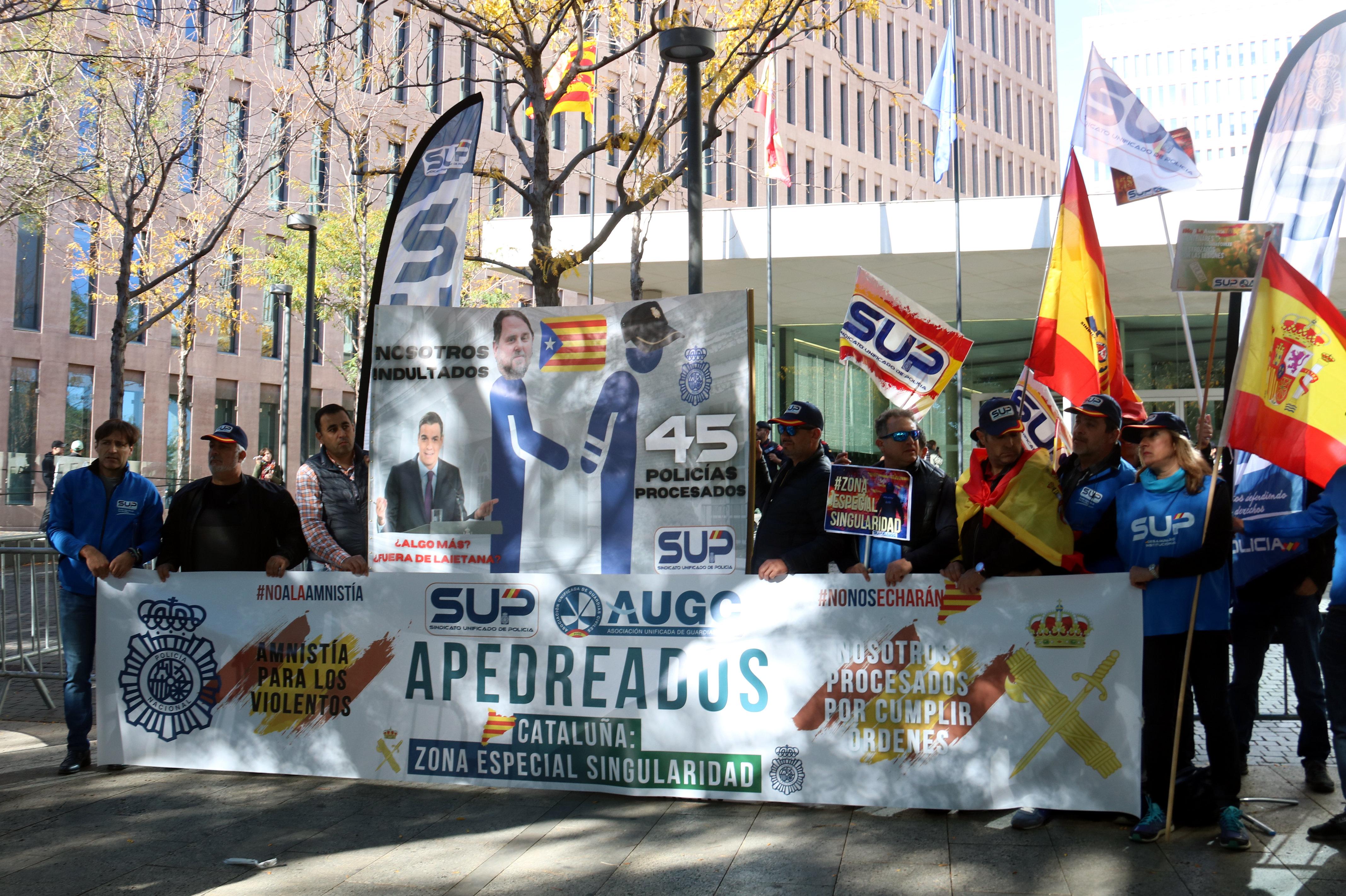 Policías y guardias civiles, en contra de la amnistía, acusan a los independentistas de "terroristas urbanos"