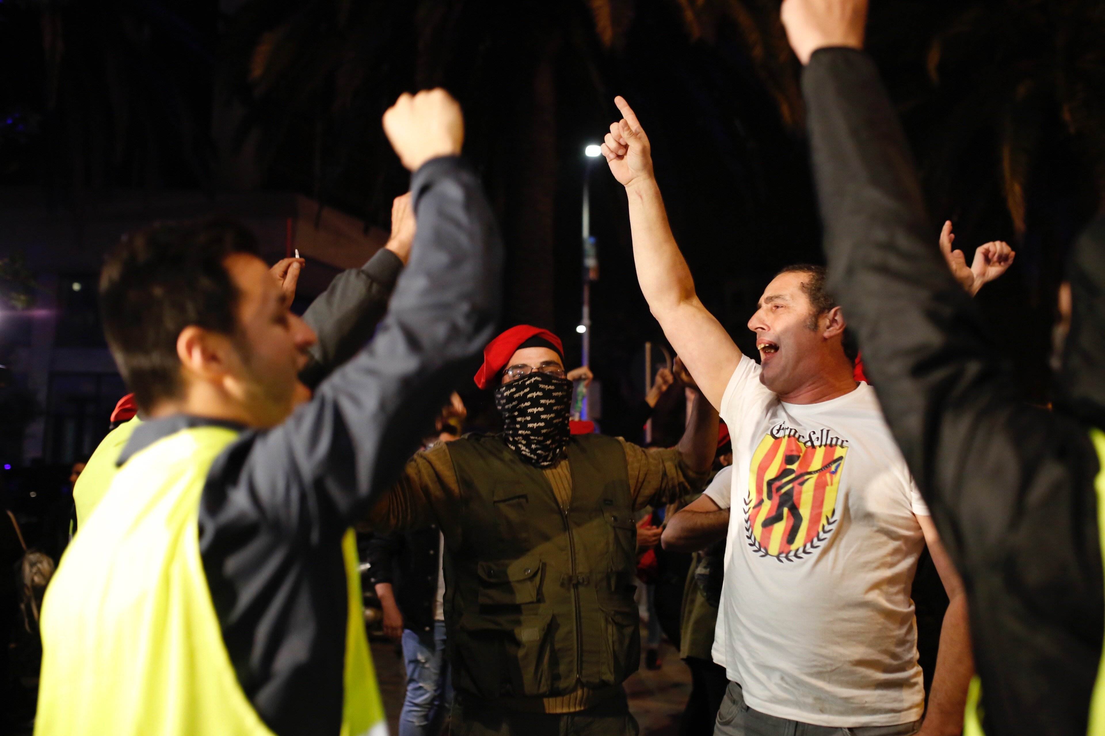 Los Mossos evitan el enfrentamiento entre unionistas y antifascistas en Francesc Macià