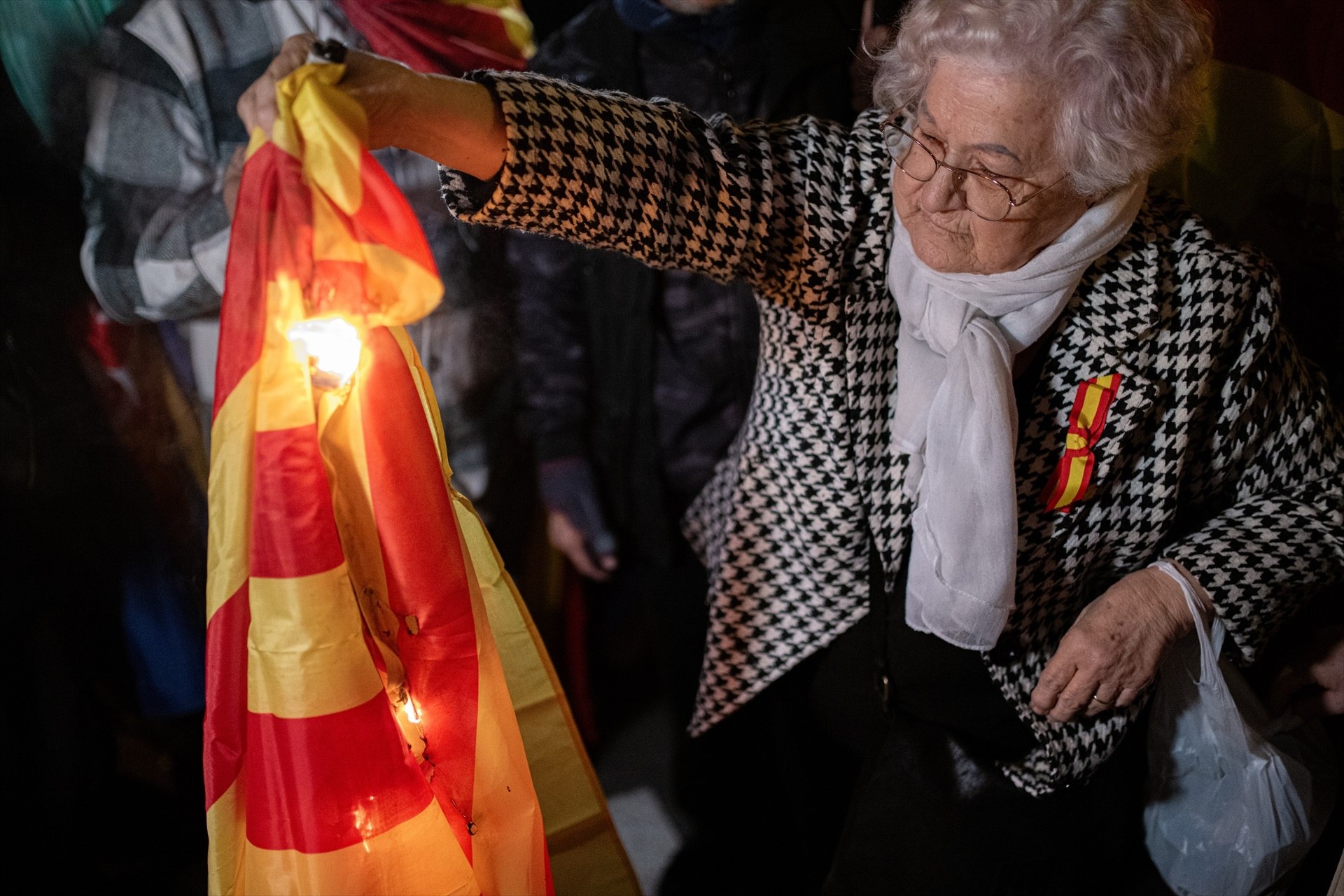 Queman una estelada y fotos de Pedro Sánchez en la protesta contra la amnistía en Barcelona