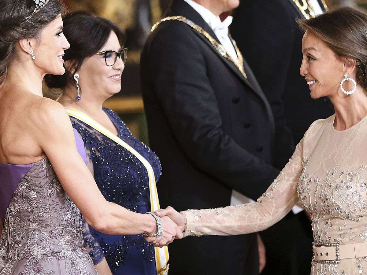 Isabel Preysler saluda a Letizia