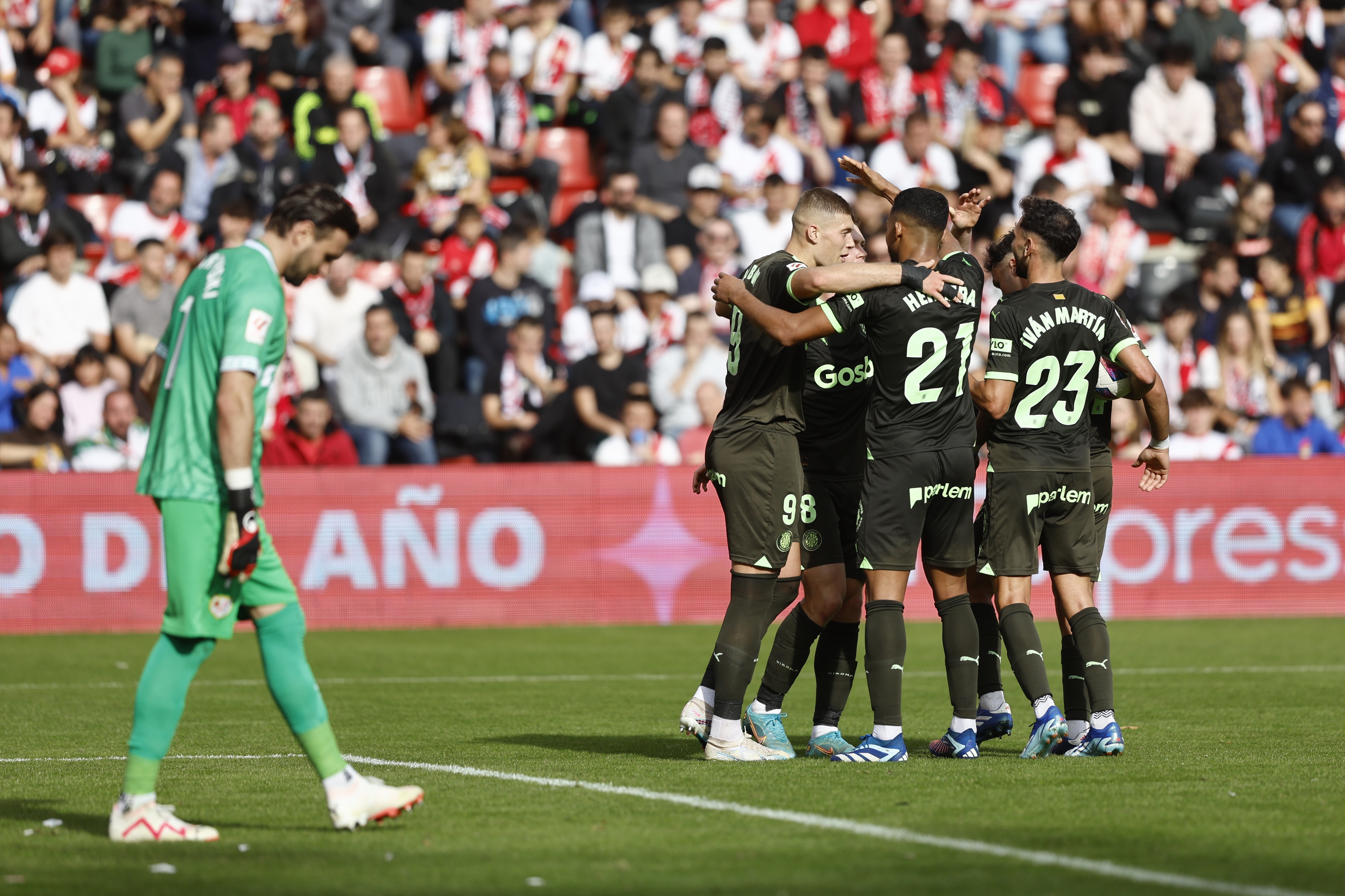 El Girona demuestra oficio en su visita al Rayo Vallecano y se marcha líder al parón (1-2)