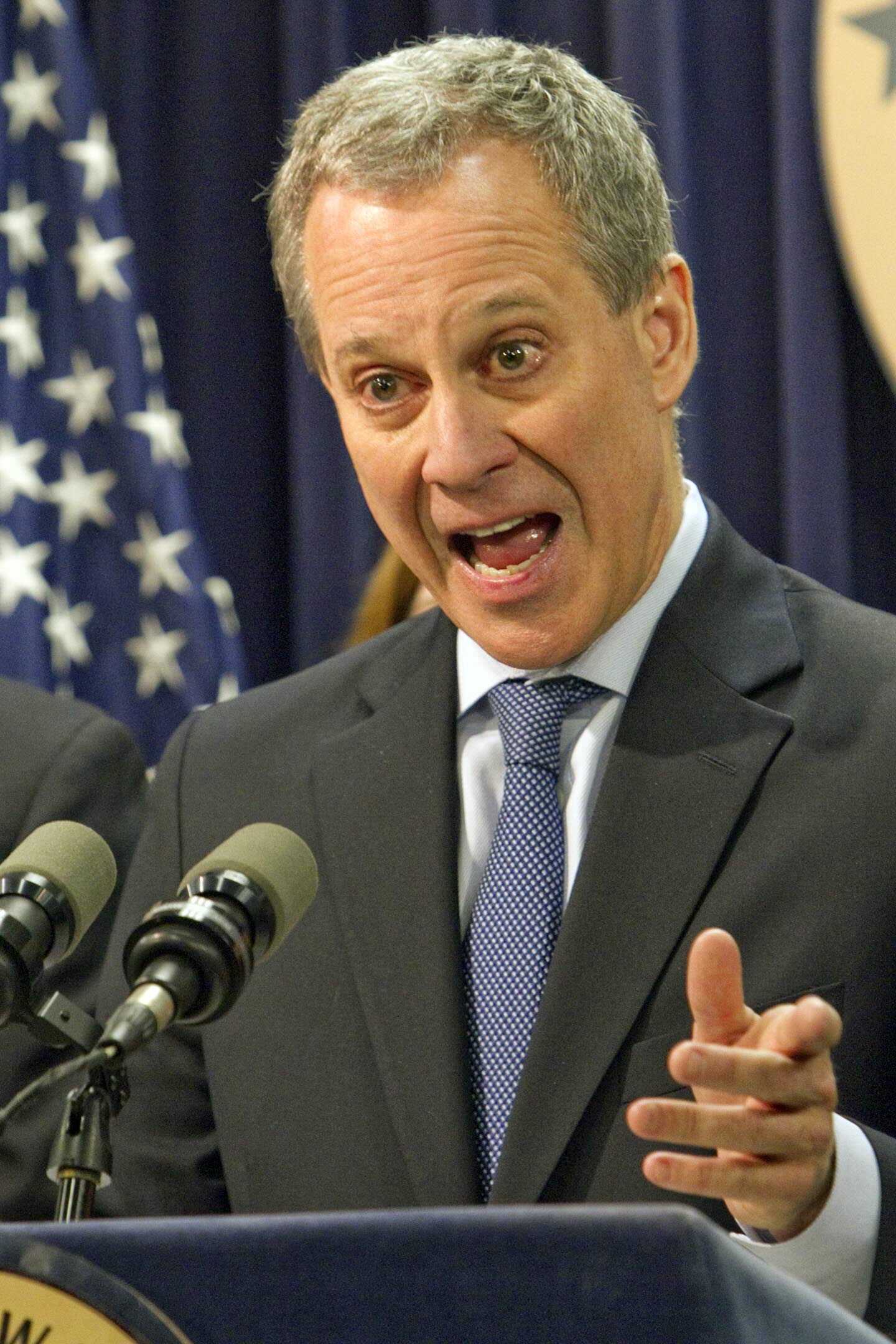 El fiscal general de Nova York renuncia al càrrec per denúncies per abusos