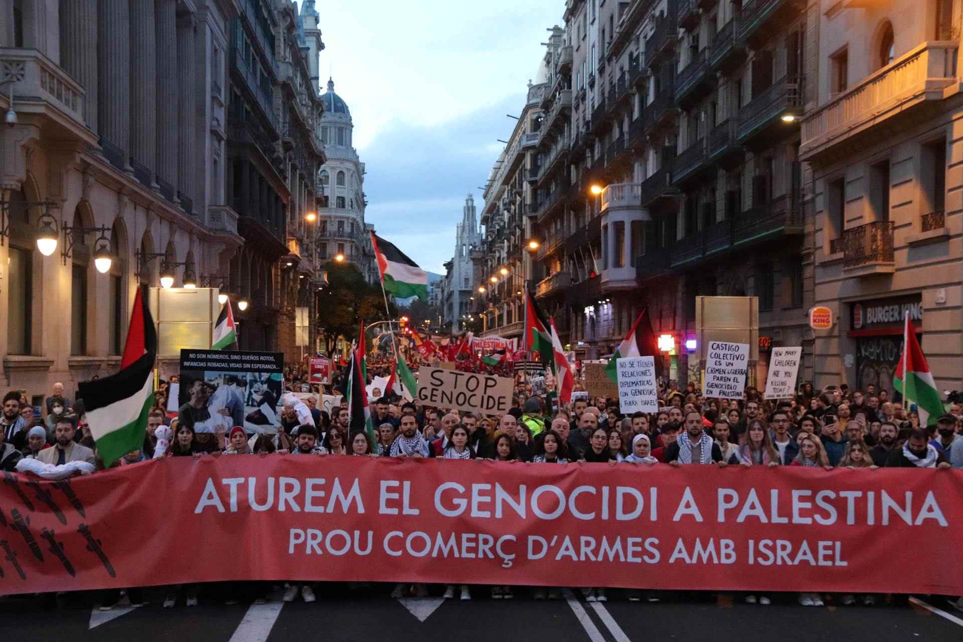 Nova manifestació a Barcelona per exigir un alto el foc a Gaza: "Israel assassina, Europa patrocina"