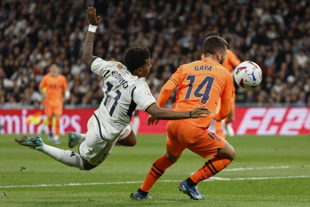 Vinicius i Rodrygo lluitant per fer-se amb la pilota Vinicius i Rodrygo lluitant per fer-se amb la pilota