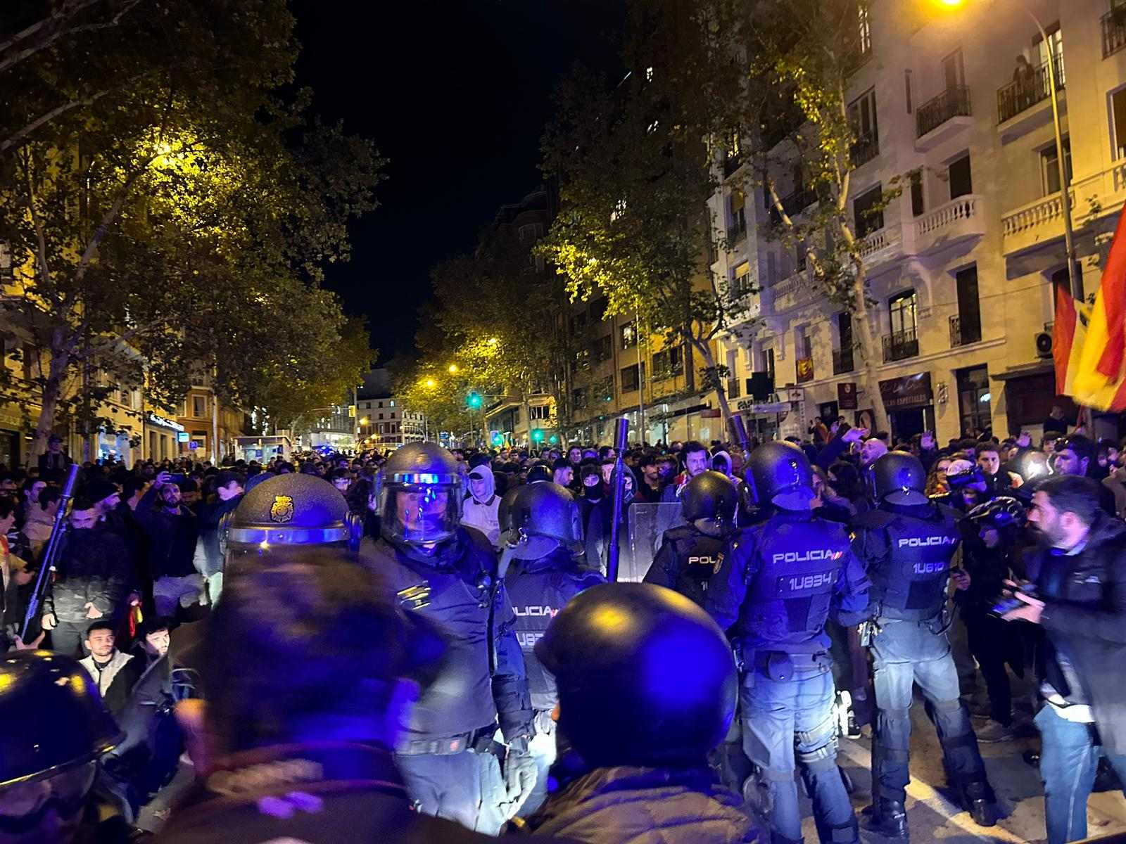 Disturbios en la manifestación contra la amnistía delante de la sede del PSOE en Ferraz