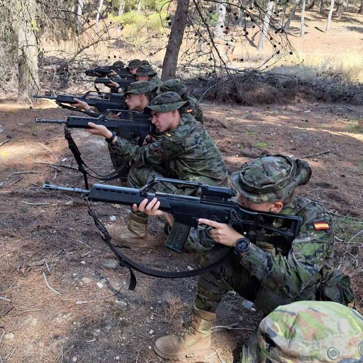 cadetes con un fusil